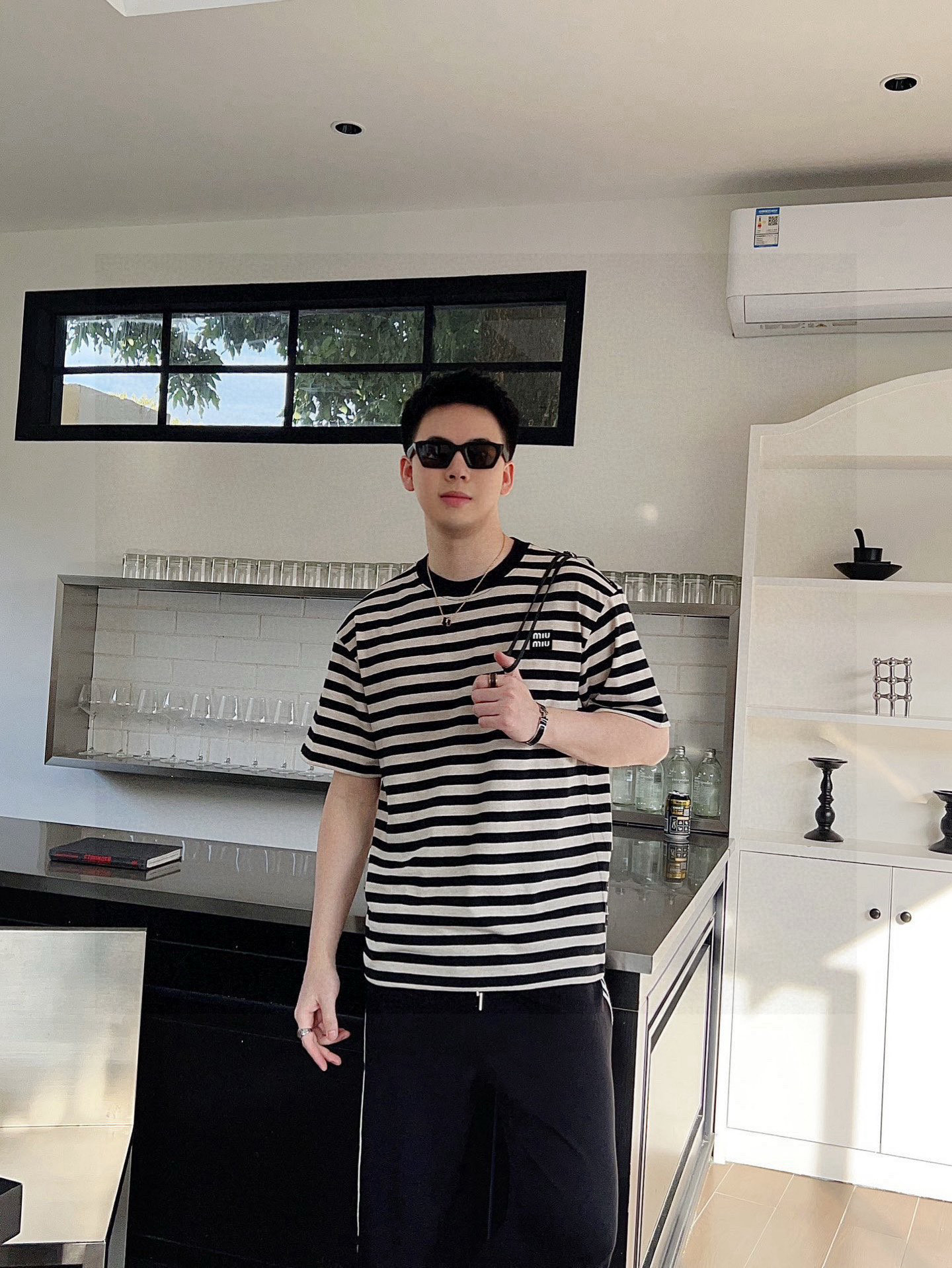 ￼ ￼ MIUMIU 25官网同步发售 欧美流行趋势 洗水分层工艺 洗水纯棉面料 条纹线条搭配 提升档次