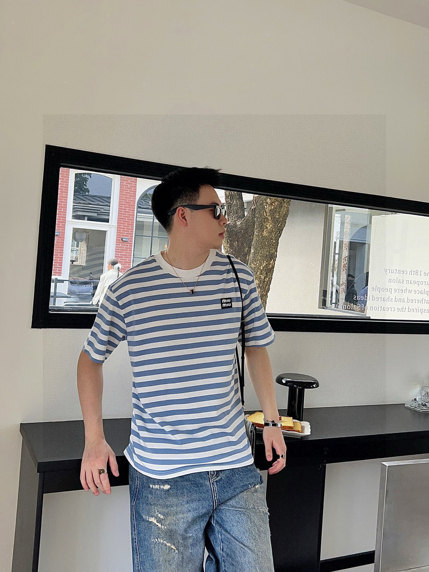 ￼ ￼ MIUMIU 25官网同步发售 欧美流行趋势 洗水分层工艺 洗水纯棉面料 条纹线条搭配 提升档次