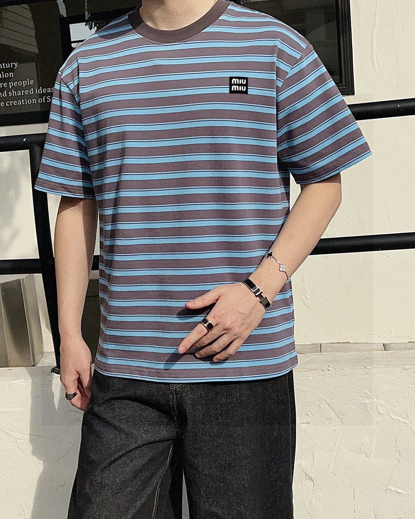 ￼ ￼ MIUMIU 25官网同步发售 欧美流行趋势 洗水分层工艺 洗水纯棉面料 条纹线条搭配 提升档次