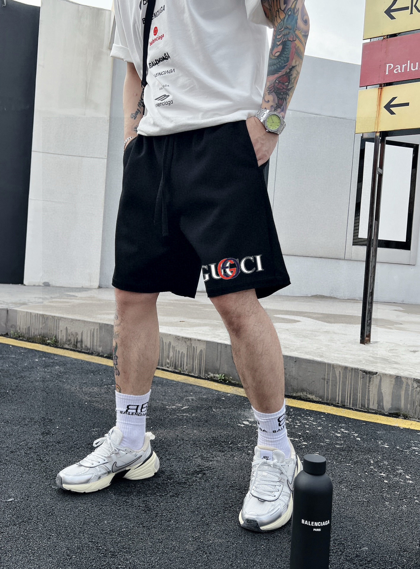 ￼ ￼ ￼ 酷奇 25春夏新款短裤 这款极简表达现代态度。面布63.1%棉36.9聚酯倩维 超薄复合面料