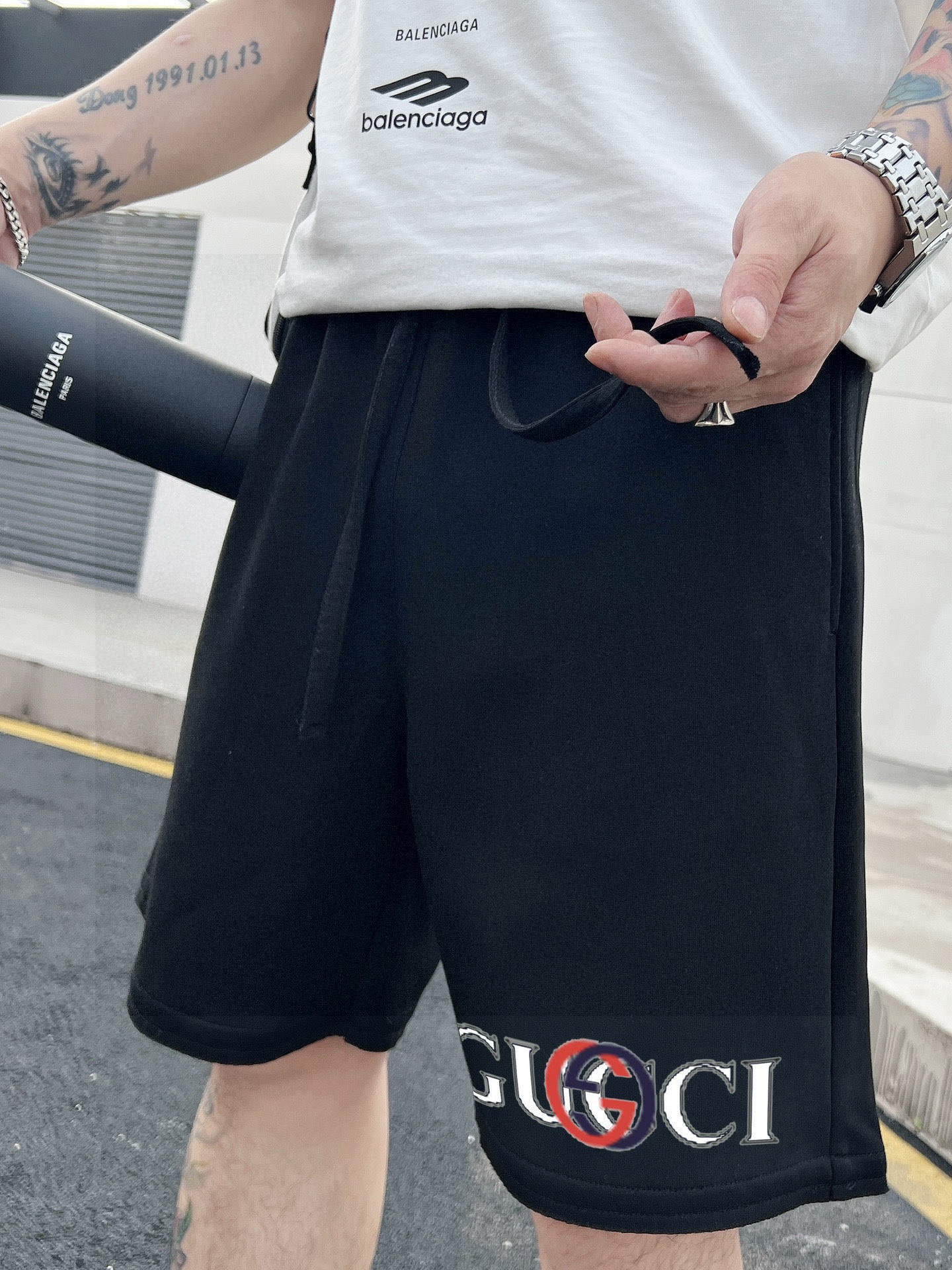 ￼ ￼ ￼ 酷奇 25春夏新款短裤 这款极简表达现代态度。面布63.1%棉36.9聚酯倩维 超薄复合面料