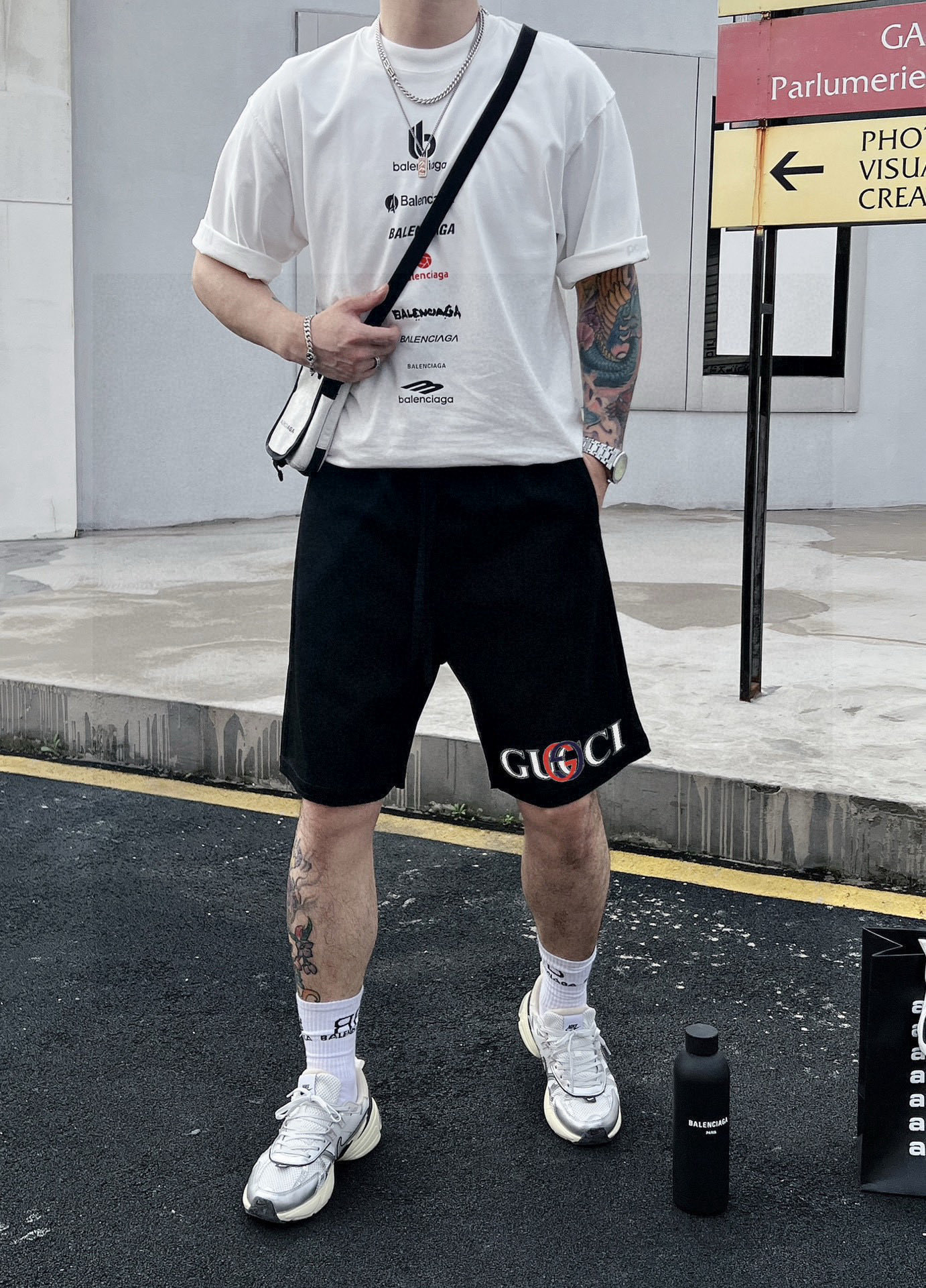 ￼ ￼ ￼ 酷奇 25春夏新款短裤 这款极简表达现代态度。面布63.1%棉36.9聚酯倩维 超薄复合面料