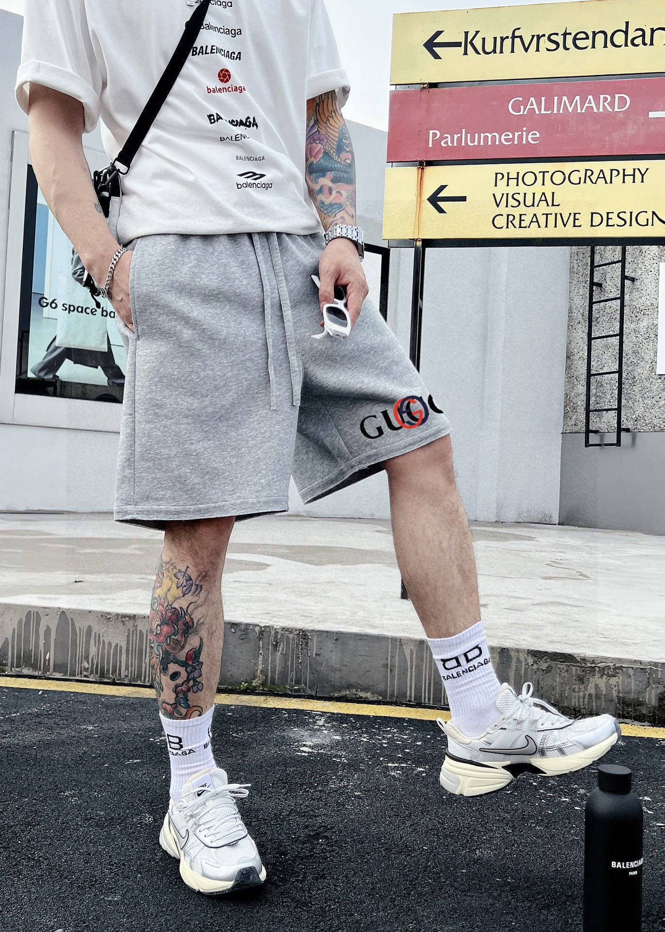 ￼ ￼ ￼ 酷奇 25春夏新款短裤 这款极简表达现代态度。面布63.1%棉36.9聚酯倩维 超薄复合面料