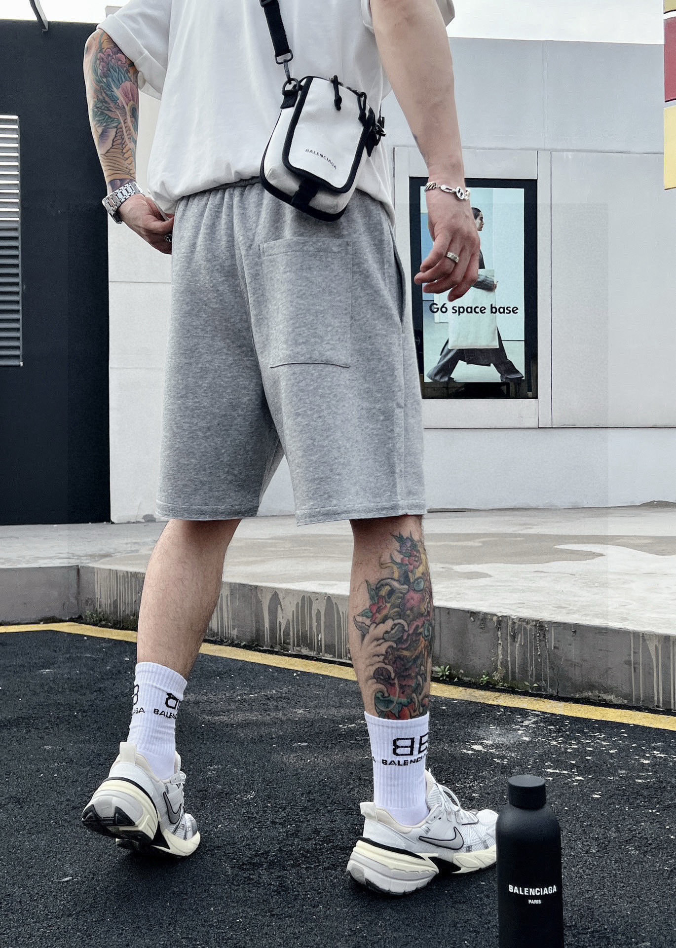 ￼ ￼ ￼ 酷奇 25春夏新款短裤 这款极简表达现代态度。面布63.1%棉36.9聚酯倩维 超薄复合面料