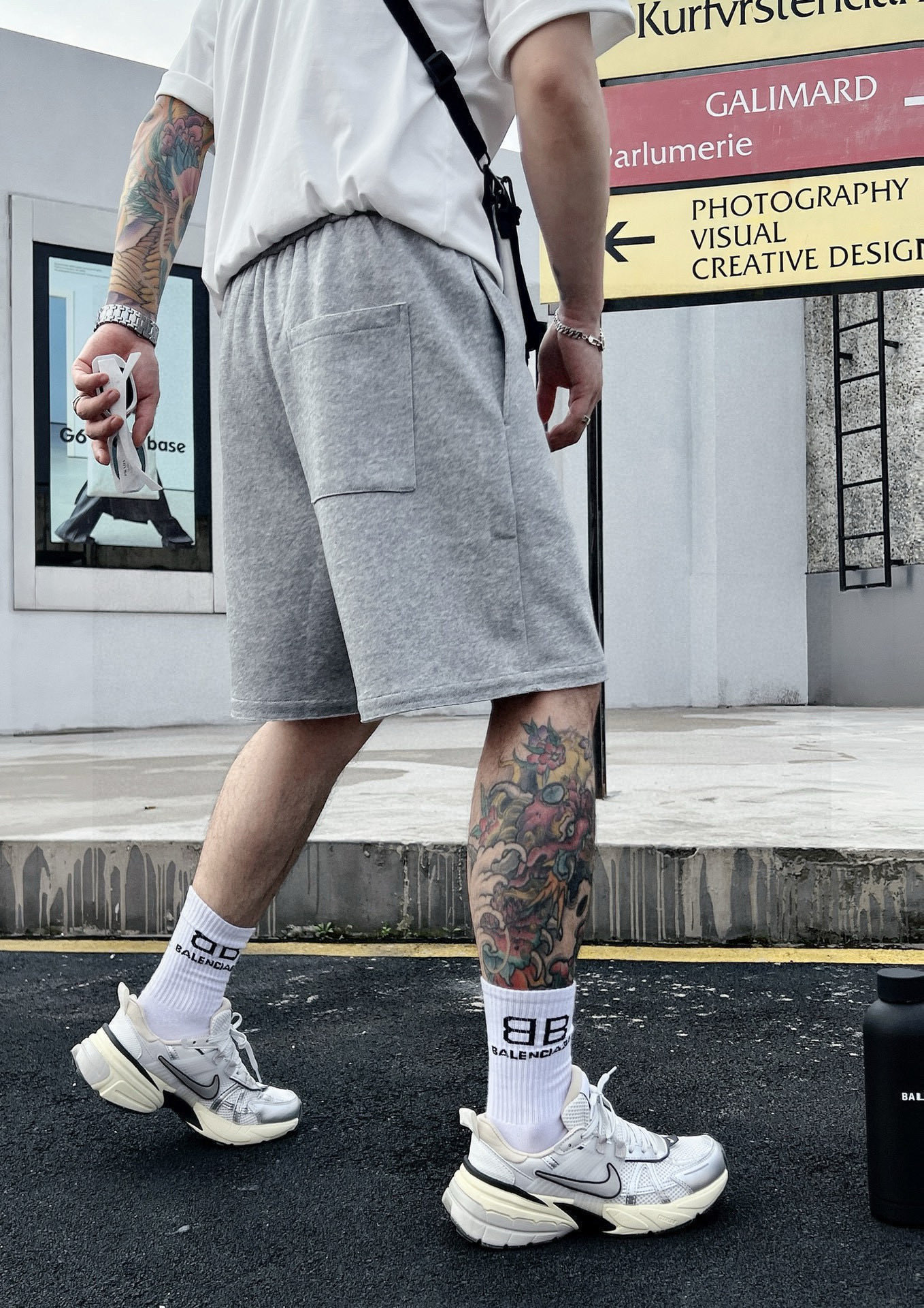 ￼ ￼ ￼ 酷奇 25春夏新款短裤 这款极简表达现代态度。面布63.1%棉36.9聚酯倩维 超薄复合面料