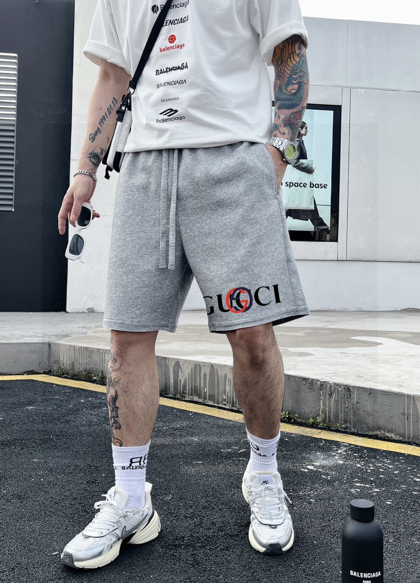 ￼ ￼ ￼ 酷奇 25春夏新款短裤 这款极简表达现代态度。面布63.1%棉36.9聚酯倩维 超薄复合面料