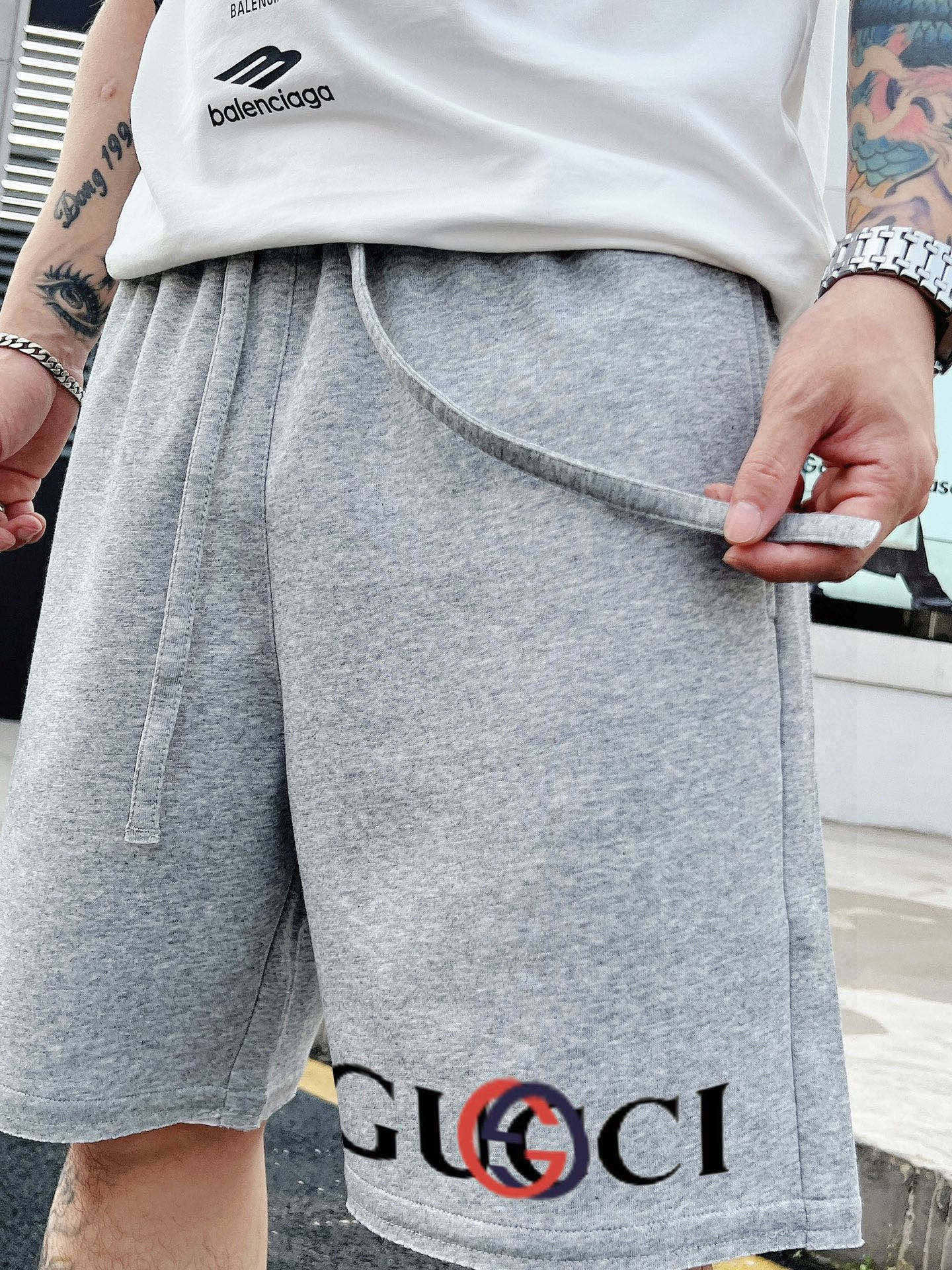 ￼ ￼ ￼ 酷奇 25春夏新款短裤 这款极简表达现代态度。面布63.1%棉36.9聚酯倩维 超薄复合面料