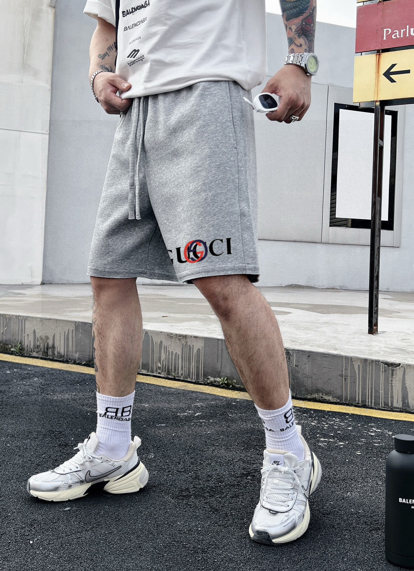 ￼ ￼ ￼ 酷奇 25春夏新款短裤 这款极简表达现代态度。面布63.1%棉36.9聚酯倩维 超薄复合面料