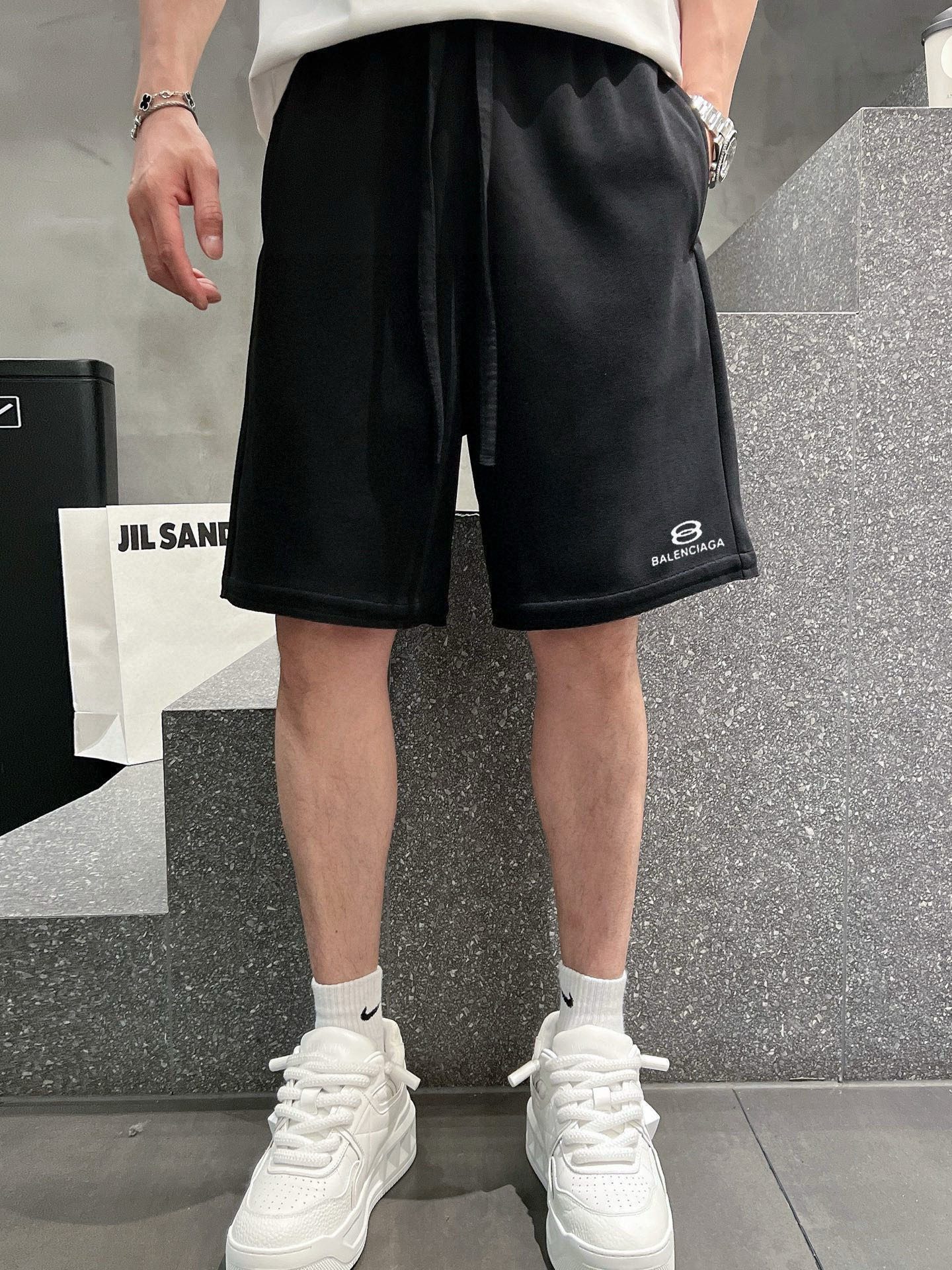 ￼ ￼ ￼ 巴黎世家 25春夏新款短裤 这款极简表达现代态度。面布63.1%棉36.9聚酯倩维 超薄复合