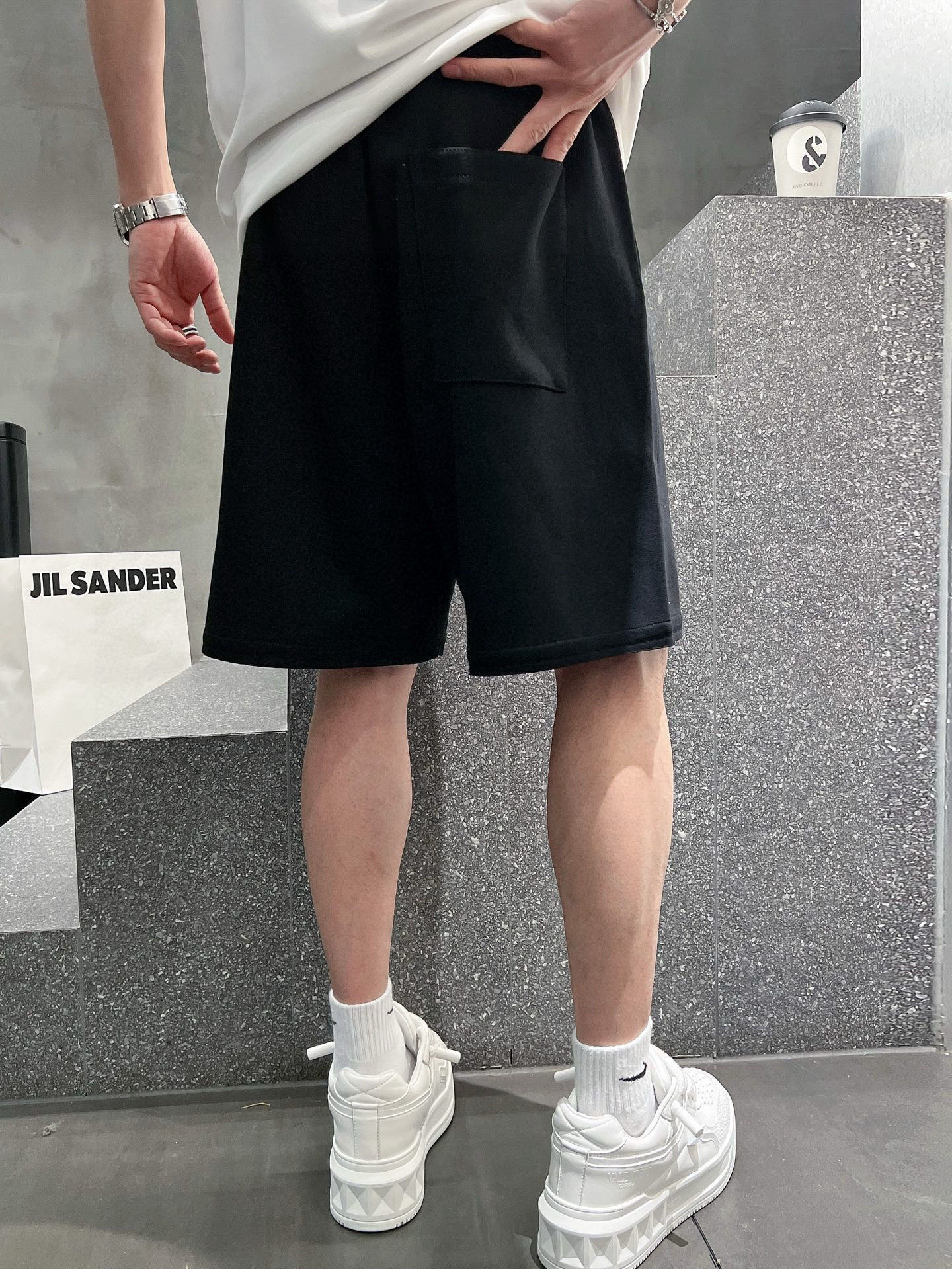 ￼ ￼ ￼ 巴黎世家 25春夏新款短裤 这款极简表达现代态度。面布63.1%棉36.9聚酯倩维 超薄复合