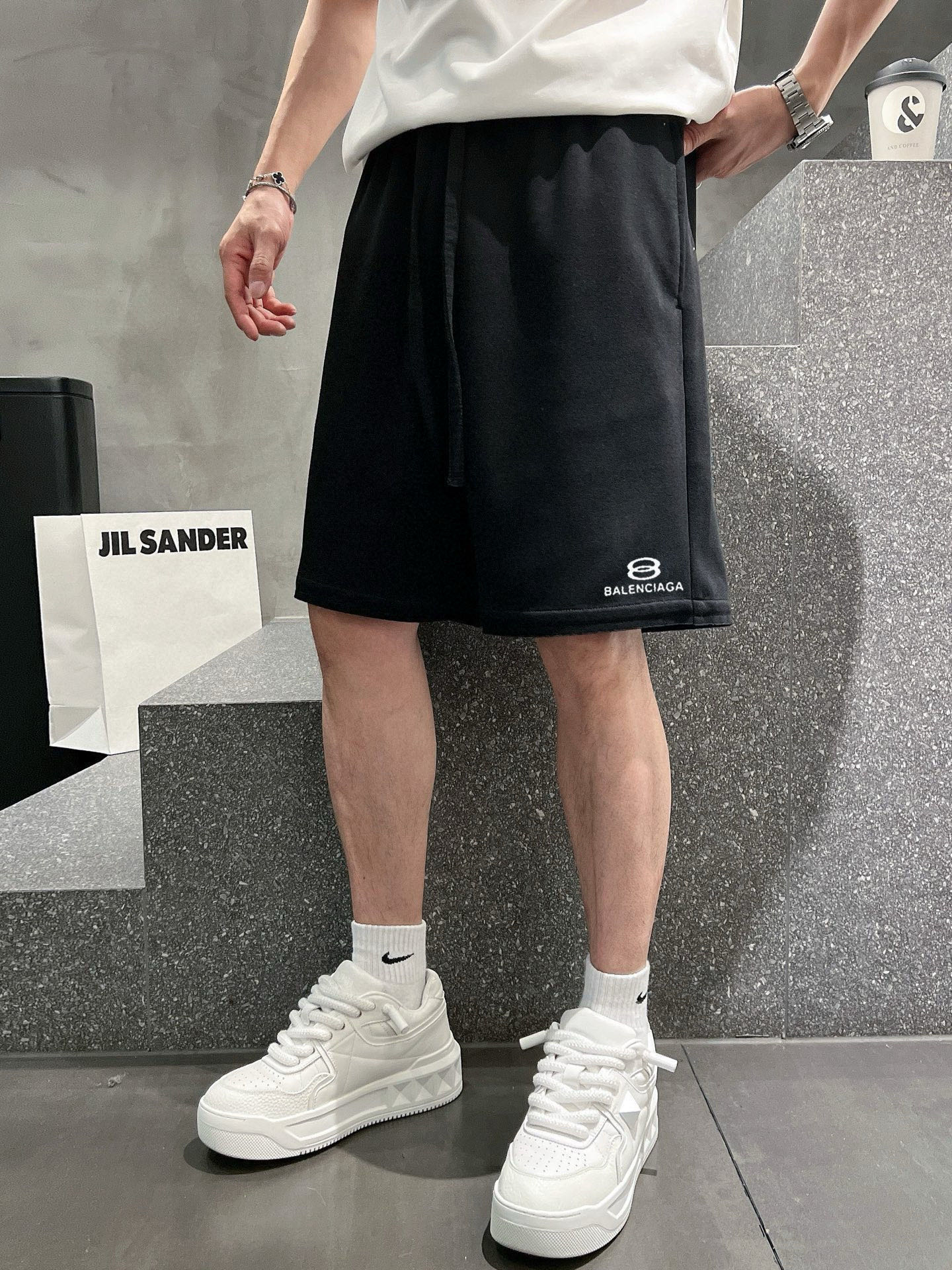 ￼ ￼ ￼ 巴黎世家 25春夏新款短裤 这款极简表达现代态度。面布63.1%棉36.9聚酯倩维 超薄复合