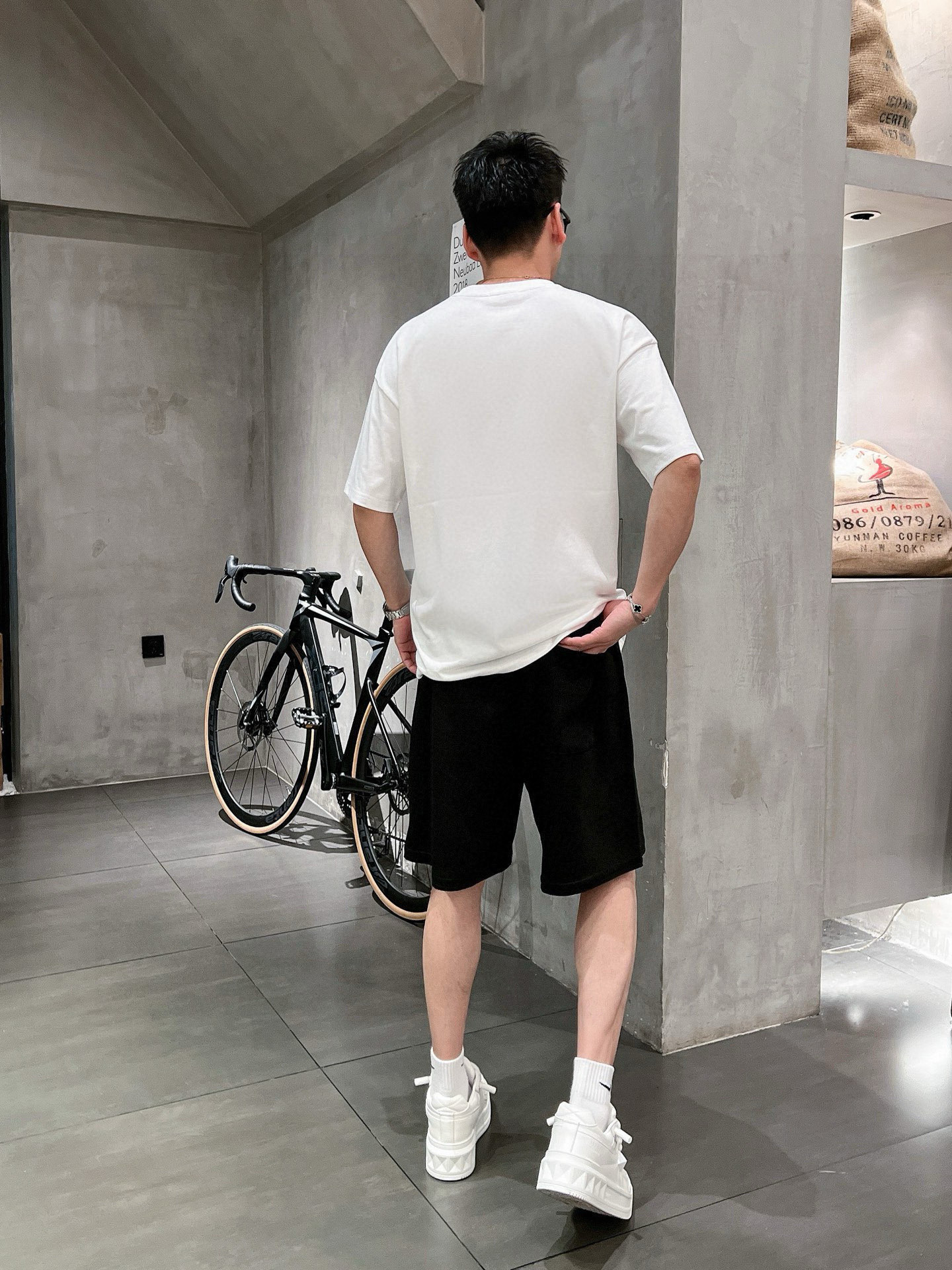 ￼ ￼ ￼ 巴黎世家 25春夏新款短裤 这款极简表达现代态度。面布63.1%棉36.9聚酯倩维 超薄复合