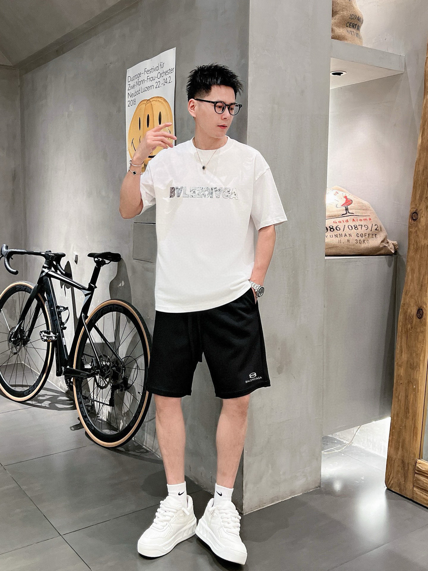 ￼ ￼ ￼ 巴黎世家 25春夏新款短裤 这款极简表达现代态度。面布63.1%棉36.9聚酯倩维 超薄复合