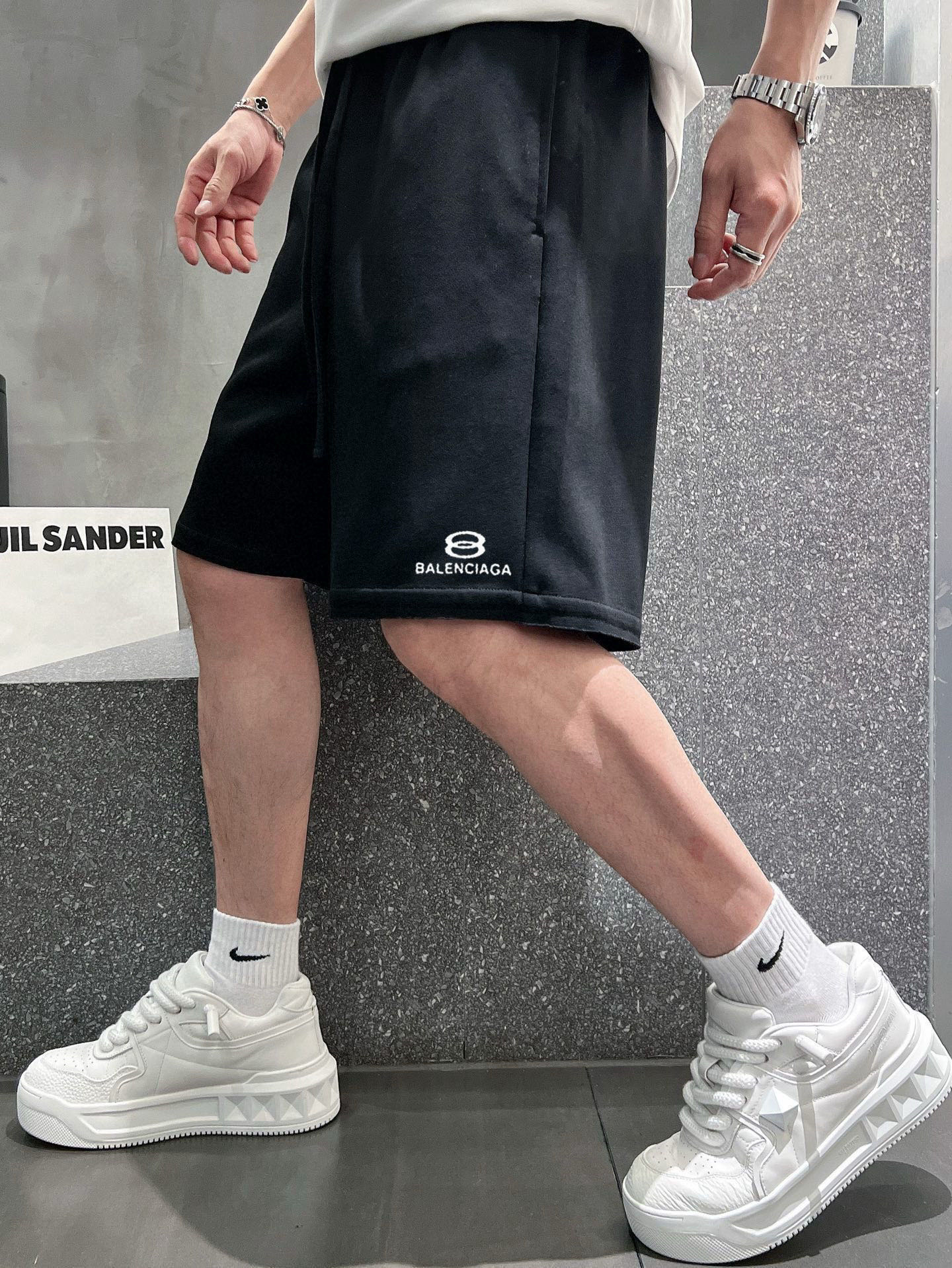 ￼ ￼ ￼ 巴黎世家 25春夏新款短裤 这款极简表达现代态度。面布63.1%棉36.9聚酯倩维 超薄复合