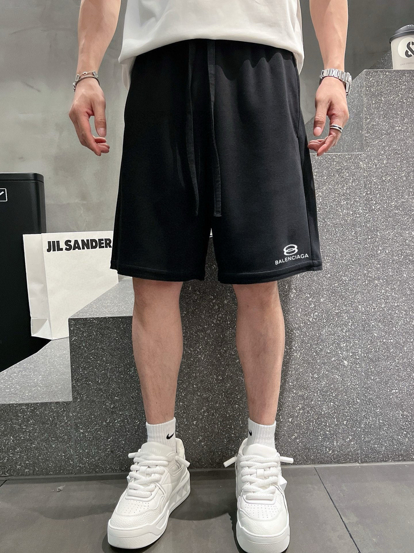 ￼ ￼ ￼ 巴黎世家 25春夏新款短裤 这款极简表达现代态度。面布63.1%棉36.9聚酯倩维 超薄复合