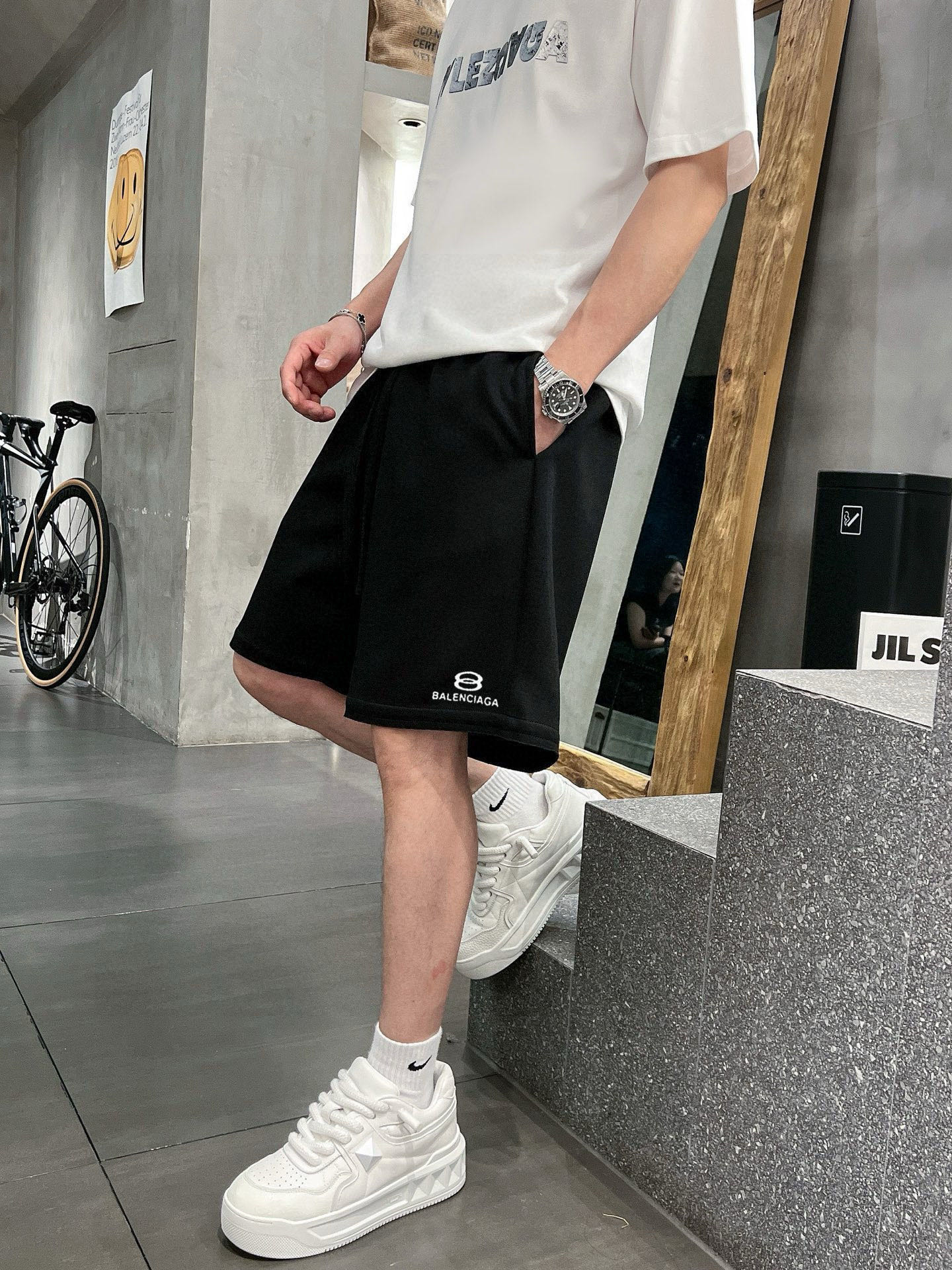 ￼ ￼ ￼ 巴黎世家 25春夏新款短裤 这款极简表达现代态度。面布63.1%棉36.9聚酯倩维 超薄复合