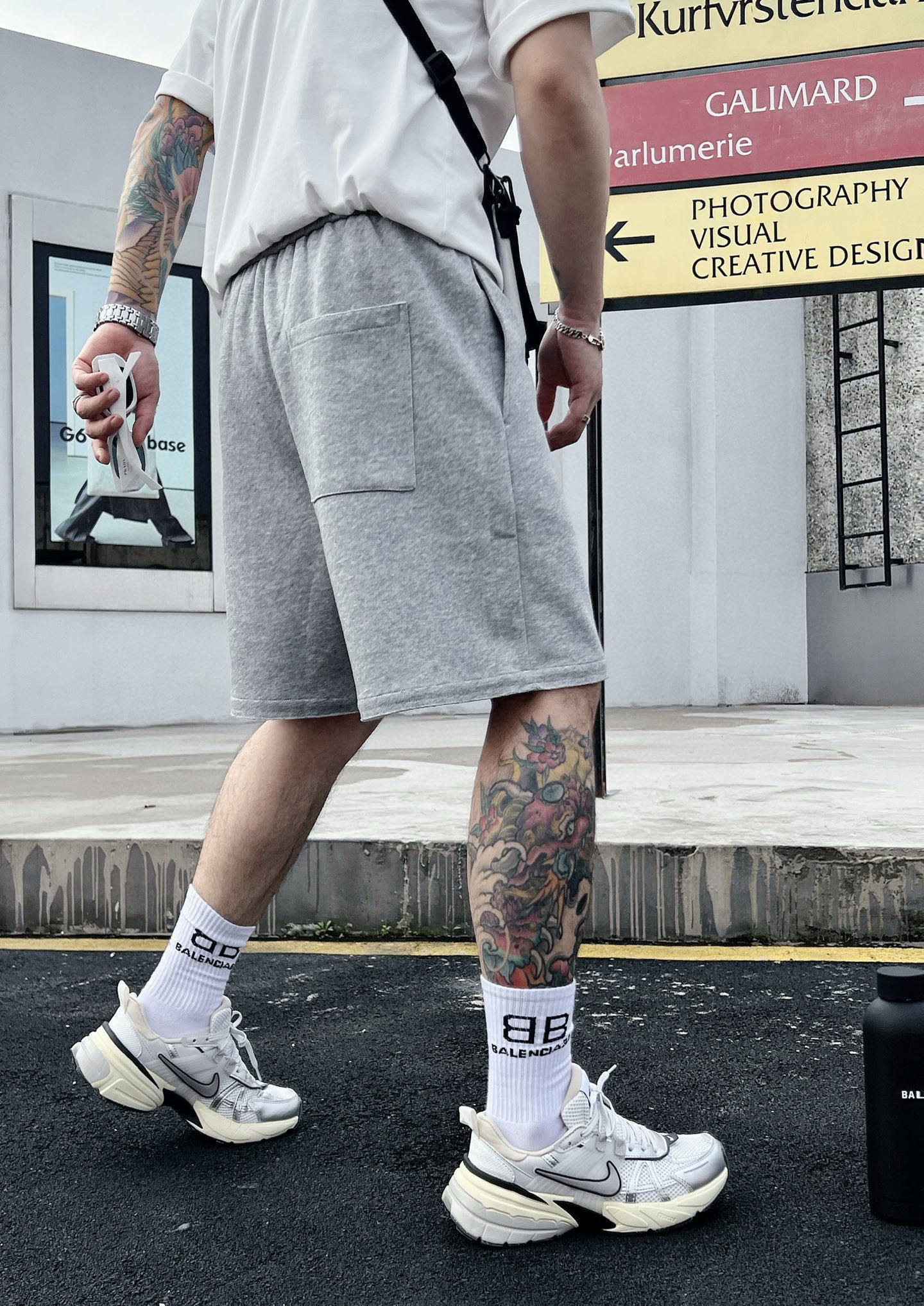 ￼ ￼ ￼ 巴黎世家 25春夏新款短裤 这款极简表达现代态度。面布63.1%棉36.9聚酯倩维 超薄复合