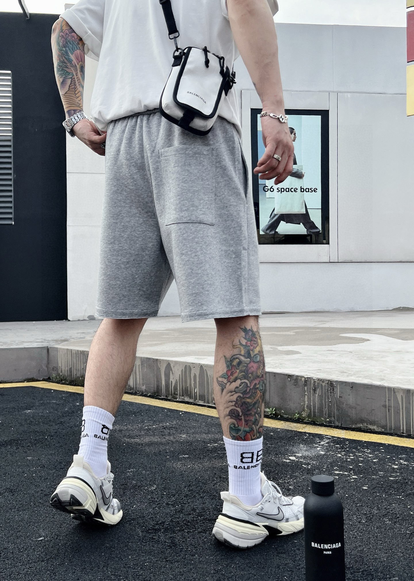 ￼ ￼ ￼ 巴黎世家 25春夏新款短裤 这款极简表达现代态度。面布63.1%棉36.9聚酯倩维 超薄复合