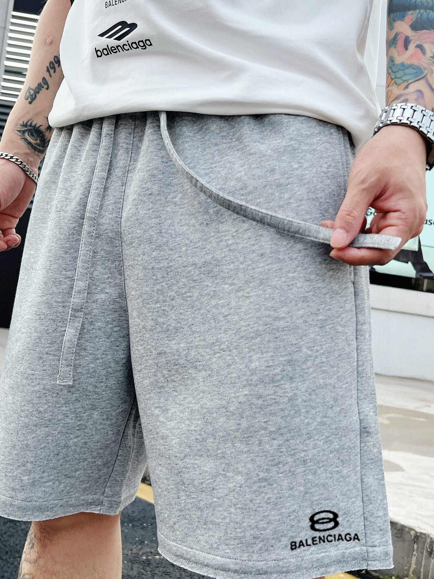 ￼ ￼ ￼ 巴黎世家 25春夏新款短裤 这款极简表达现代态度。面布63.1%棉36.9聚酯倩维 超薄复合