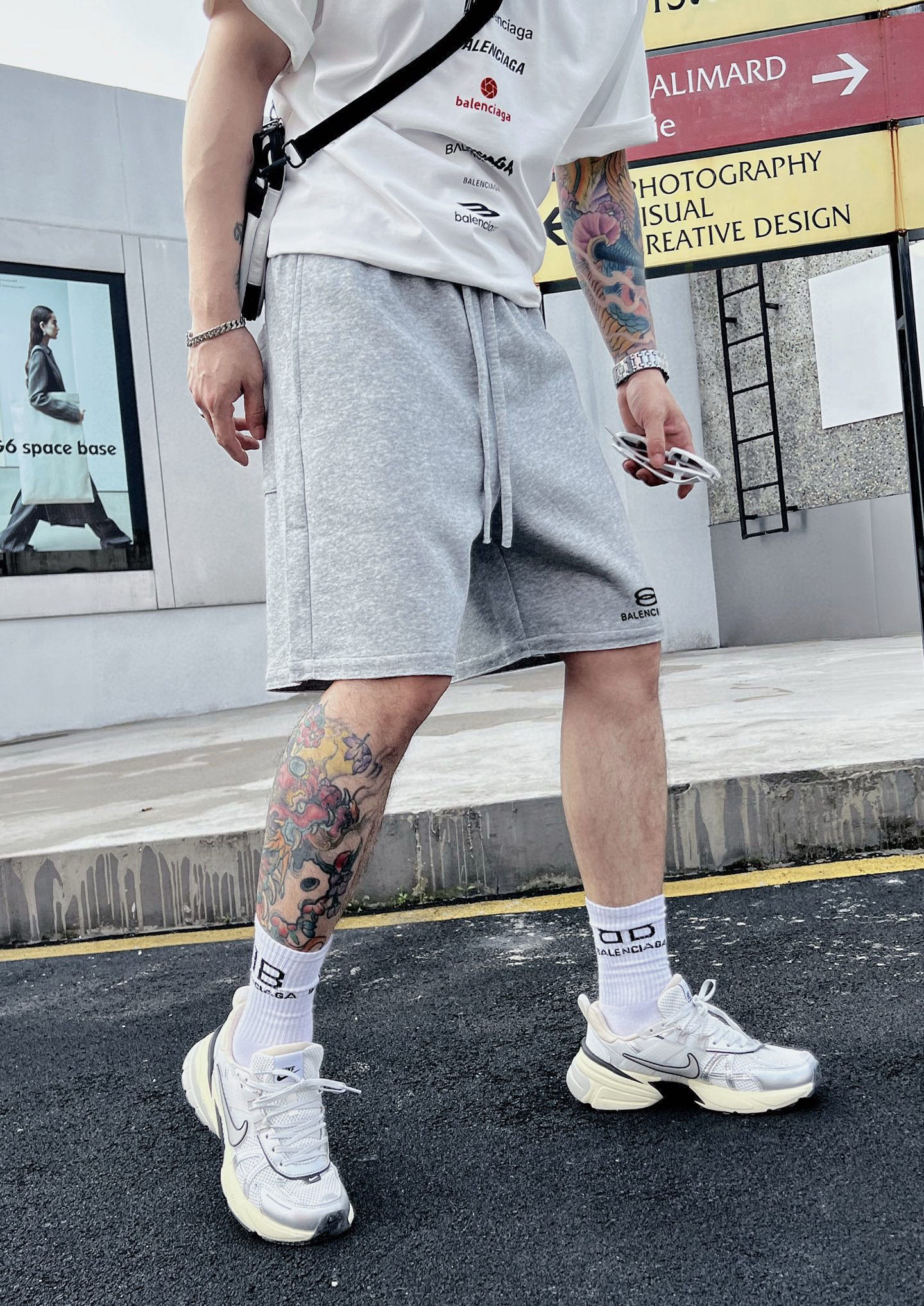 ￼ ￼ ￼ 巴黎世家 25春夏新款短裤 这款极简表达现代态度。面布63.1%棉36.9聚酯倩维 超薄复合