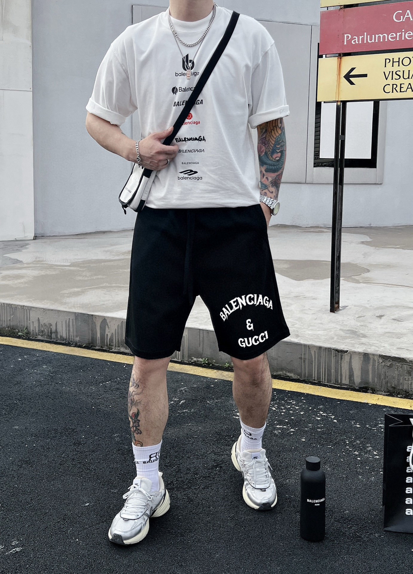 ￼ ￼ ￼ 巴黎世家 25春夏新款短裤 这款极简表达现代态度。面布63.1%棉36.9聚酯倩维 超薄复合