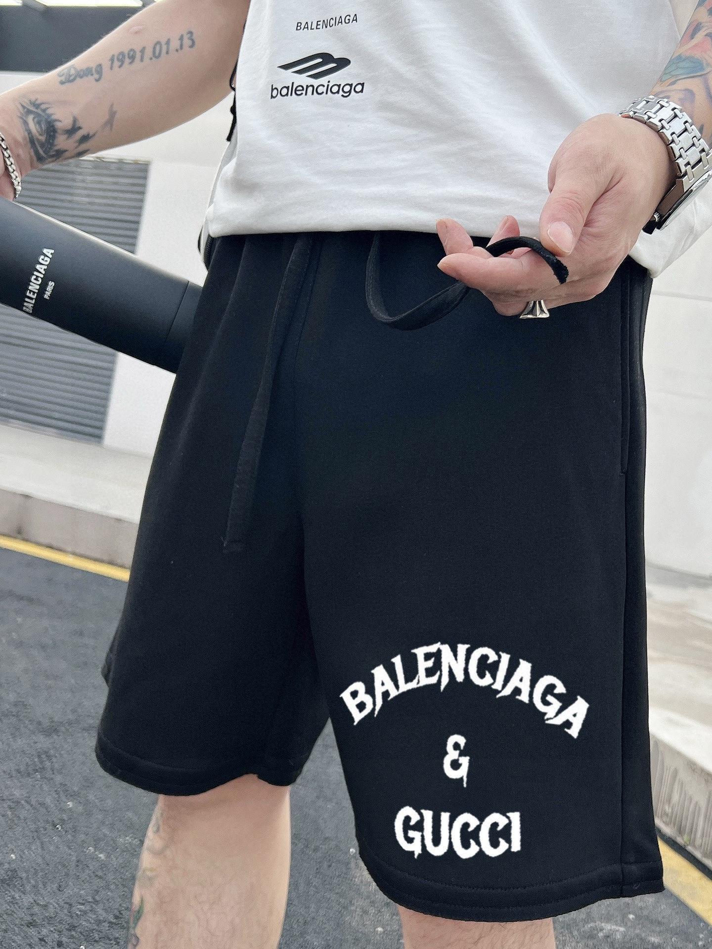 ￼ ￼ ￼ 巴黎世家 25春夏新款短裤 这款极简表达现代态度。面布63.1%棉36.9聚酯倩维 超薄复合