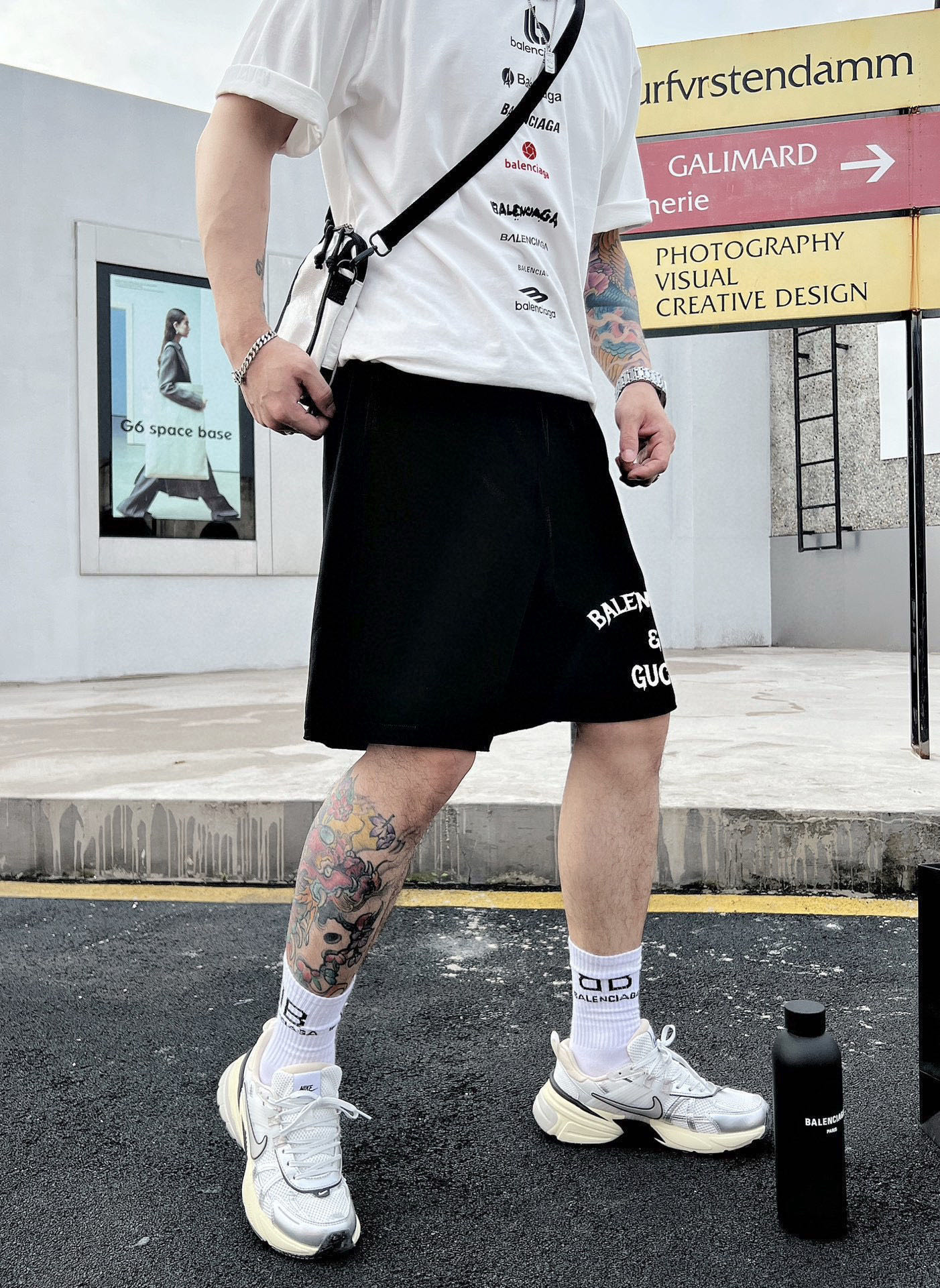 ￼ ￼ ￼ 巴黎世家 25春夏新款短裤 这款极简表达现代态度。面布63.1%棉36.9聚酯倩维 超薄复合