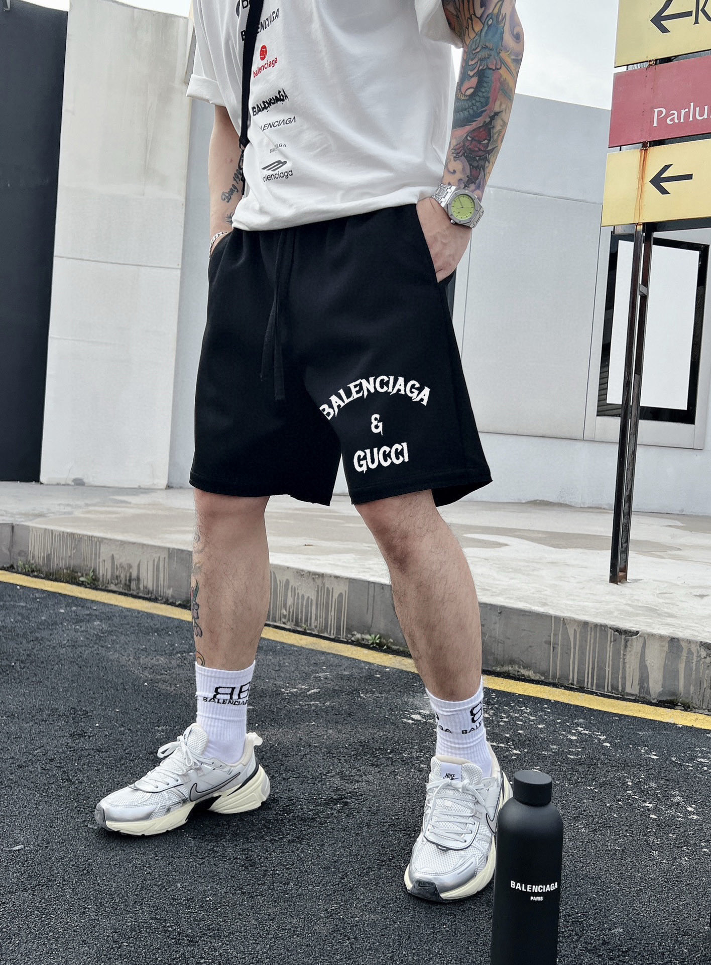 ￼ ￼ ￼ 巴黎世家 25春夏新款短裤 这款极简表达现代态度。面布63.1%棉36.9聚酯倩维 超薄复合