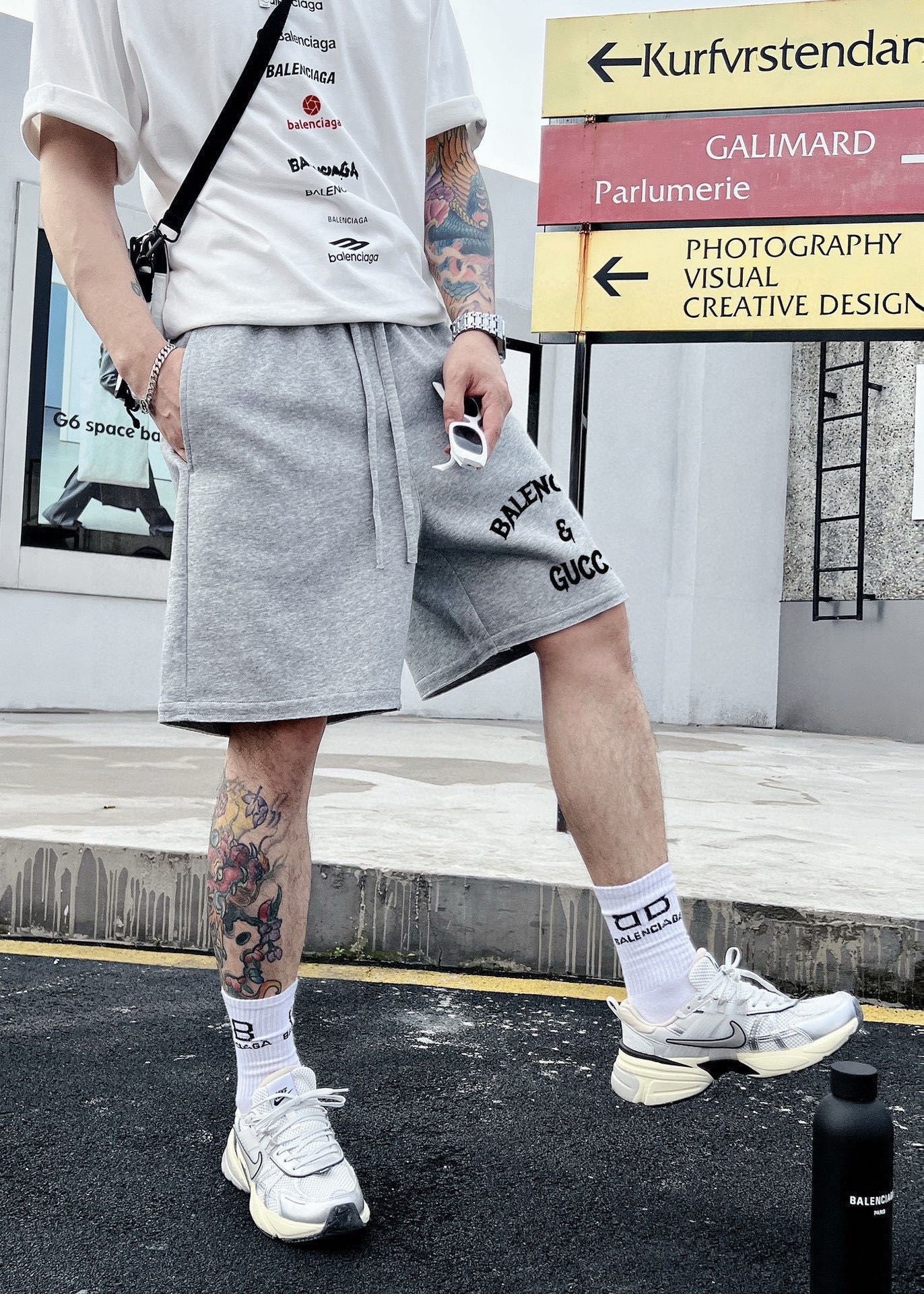 ￼ ￼ ￼ 巴黎世家 25春夏新款短裤 这款极简表达现代态度。面布63.1%棉36.9聚酯倩维 超薄复合