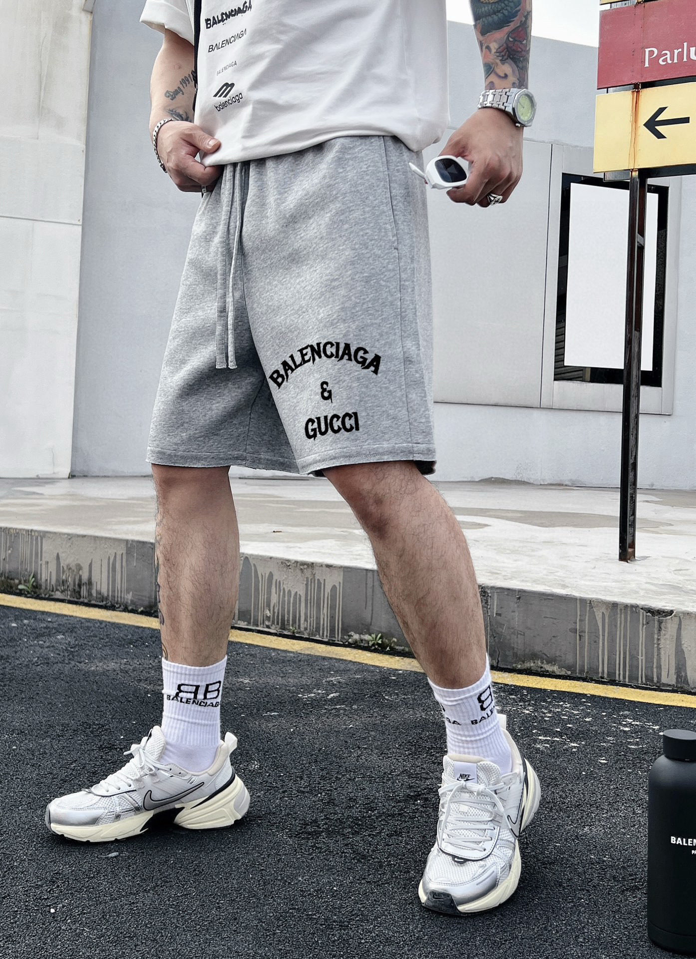 ￼ ￼ ￼ 巴黎世家 25春夏新款短裤 这款极简表达现代态度。面布63.1%棉36.9聚酯倩维 超薄复合