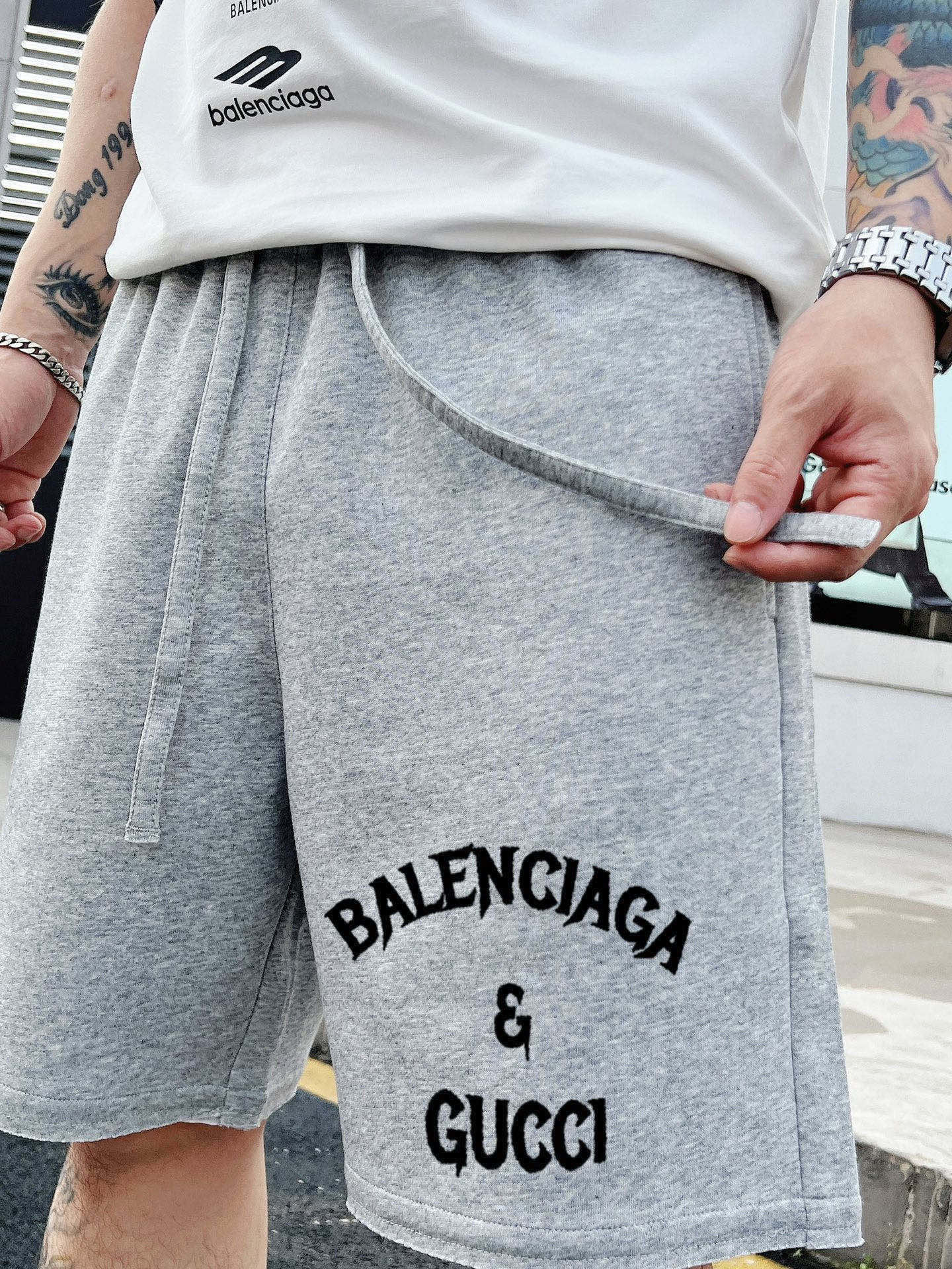 ￼ ￼ ￼ 巴黎世家 25春夏新款短裤 这款极简表达现代态度。面布63.1%棉36.9聚酯倩维 超薄复合