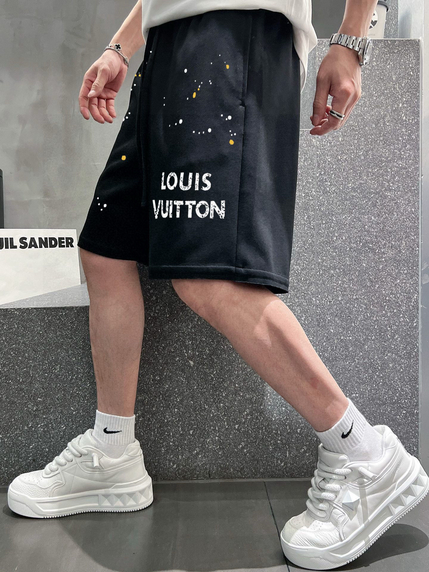 ￼ ￼ ￼ 路易威登 25春夏新款短裤 这款极简表达现代态度。面布63.1%棉36.9聚酯倩维 超薄复合