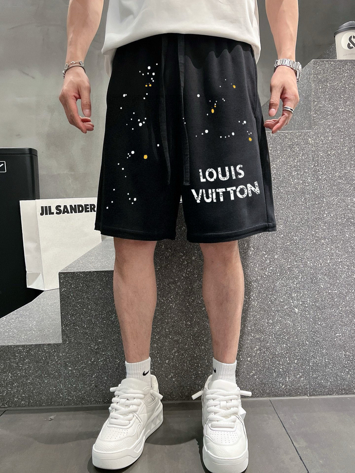 ￼ ￼ ￼ 路易威登 25春夏新款短裤 这款极简表达现代态度。面布63.1%棉36.9聚酯倩维 超薄复合