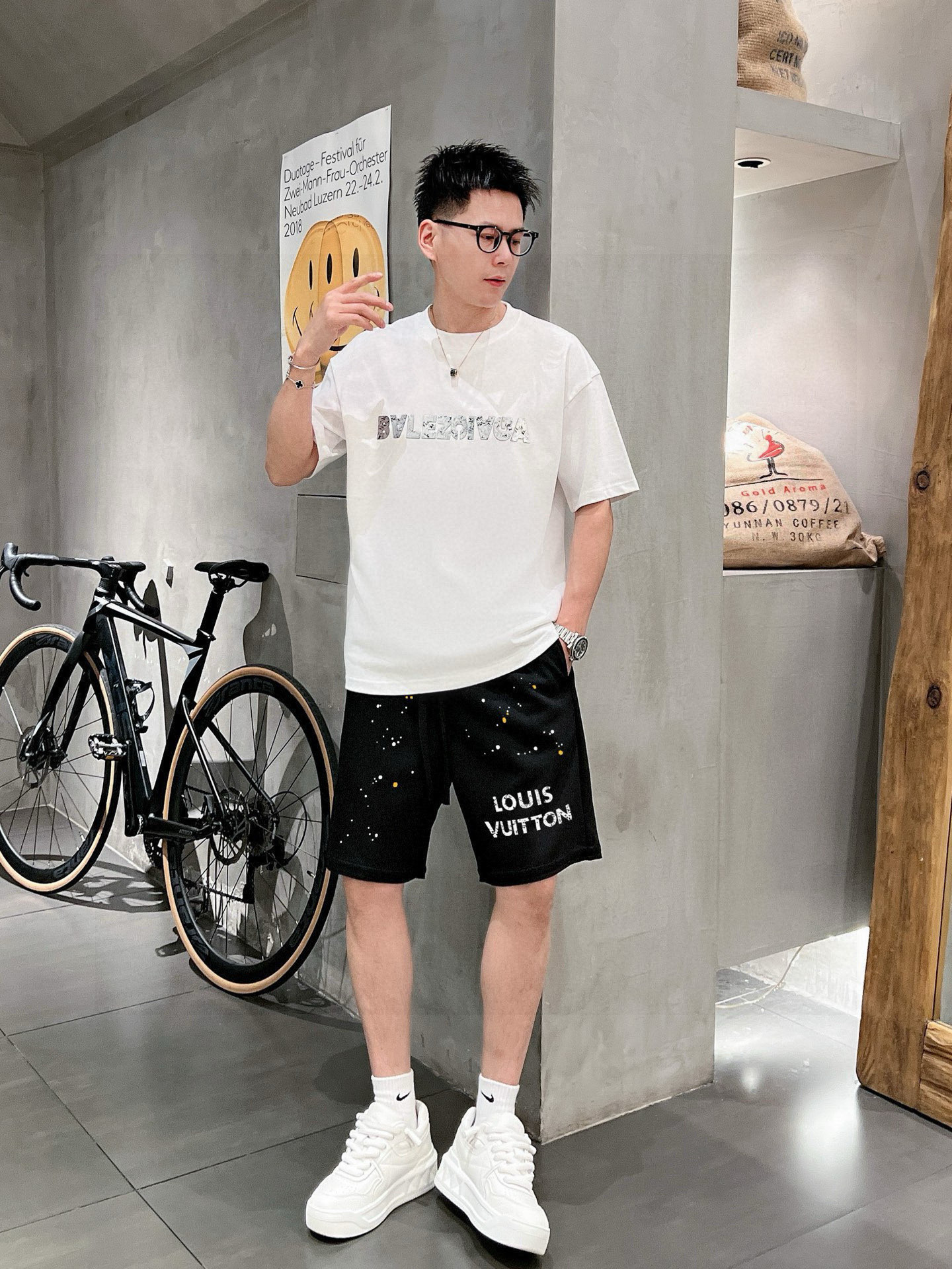 ￼ ￼ ￼ 路易威登 25春夏新款短裤 这款极简表达现代态度。面布63.1%棉36.9聚酯倩维 超薄复合