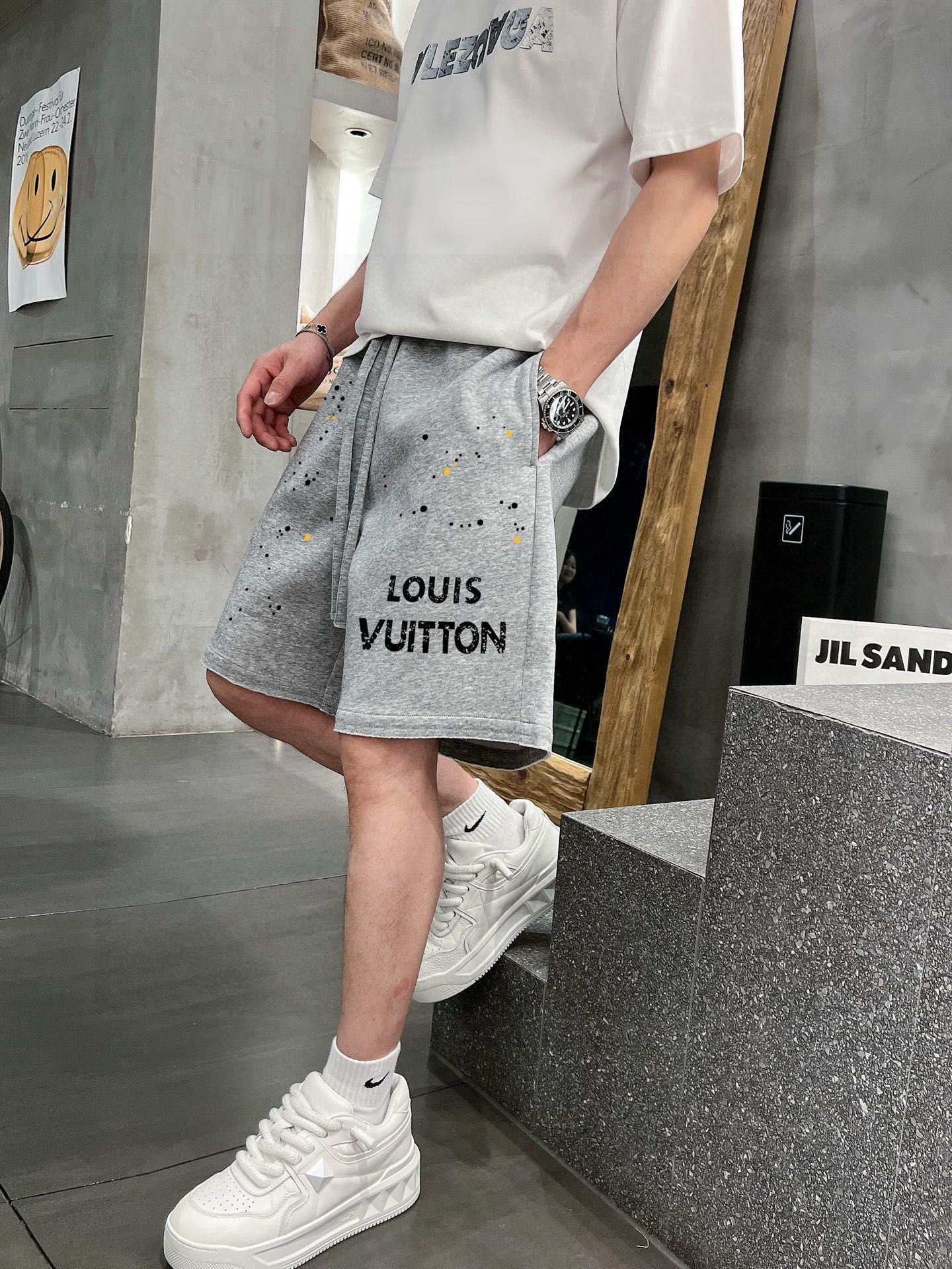 ￼ ￼ ￼ 路易威登 25春夏新款短裤 这款极简表达现代态度。面布63.1%棉36.9聚酯倩维 超薄复合