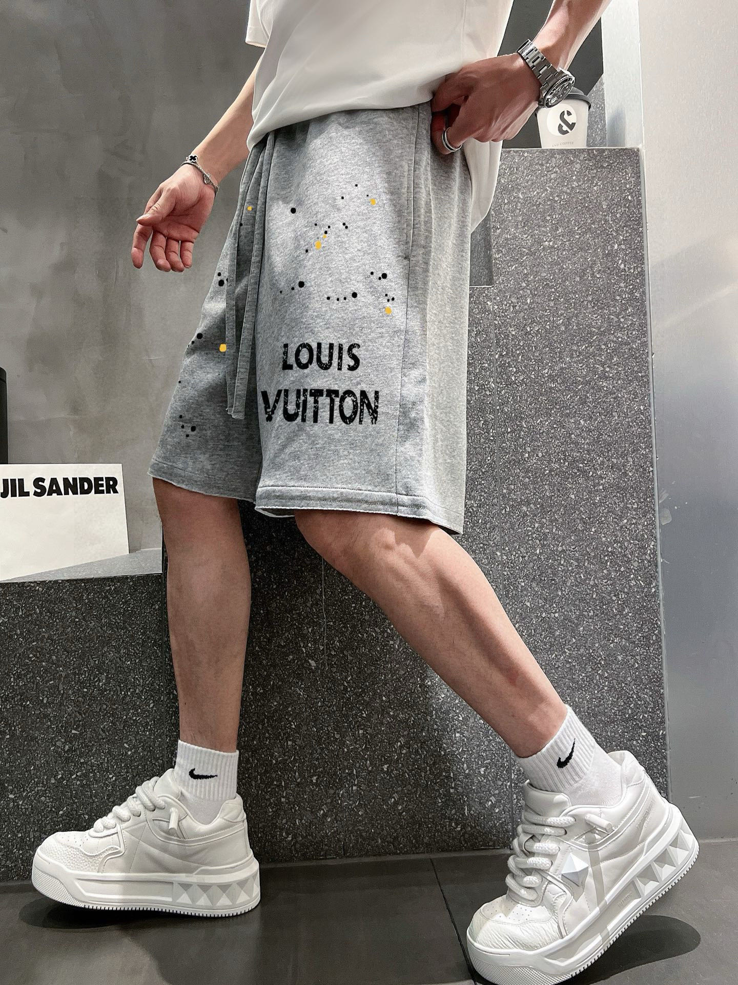 ￼ ￼ ￼ 路易威登 25春夏新款短裤 这款极简表达现代态度。面布63.1%棉36.9聚酯倩维 超薄复合