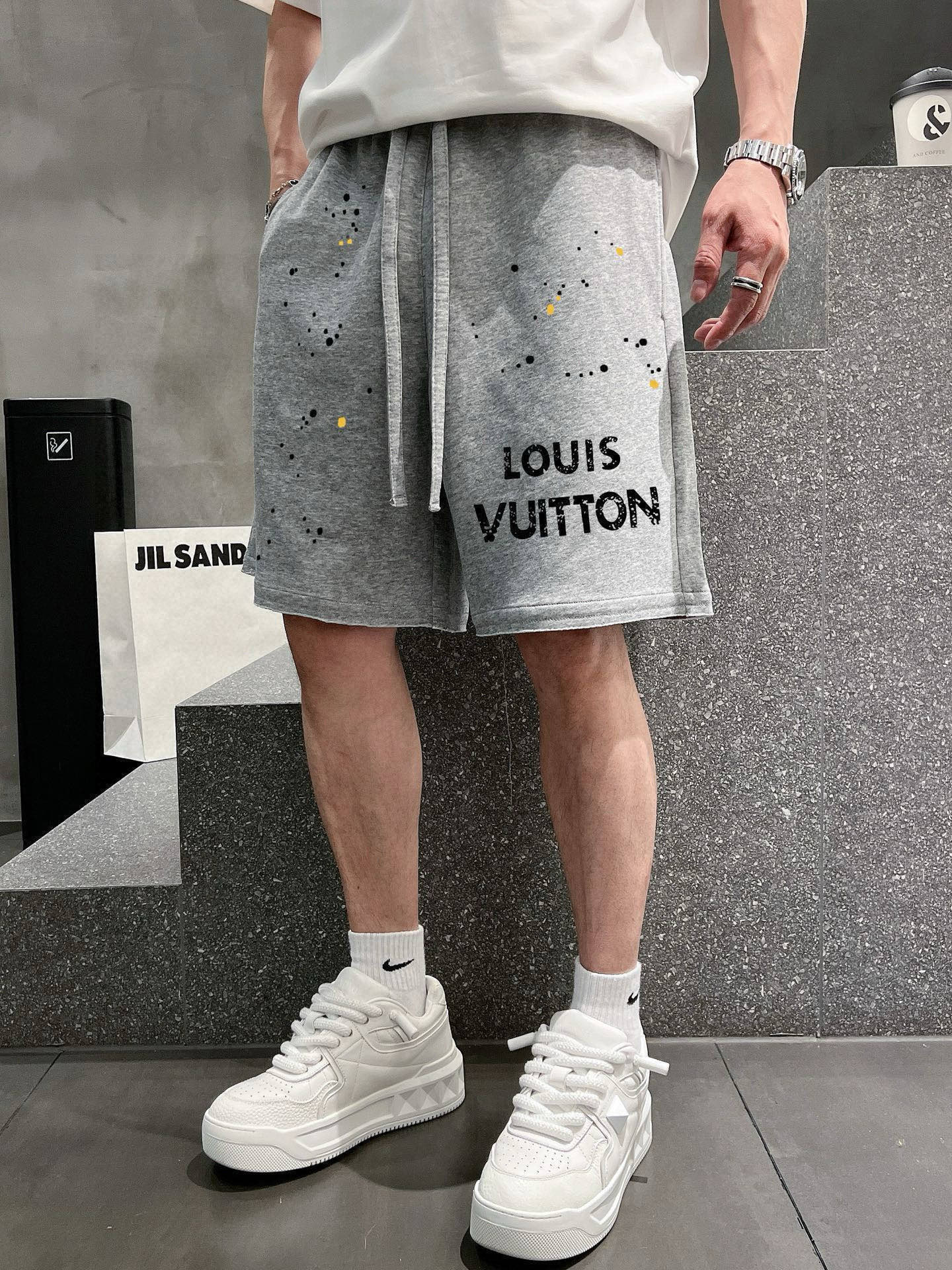 ￼ ￼ ￼ 路易威登 25春夏新款短裤 这款极简表达现代态度。面布63.1%棉36.9聚酯倩维 超薄复合