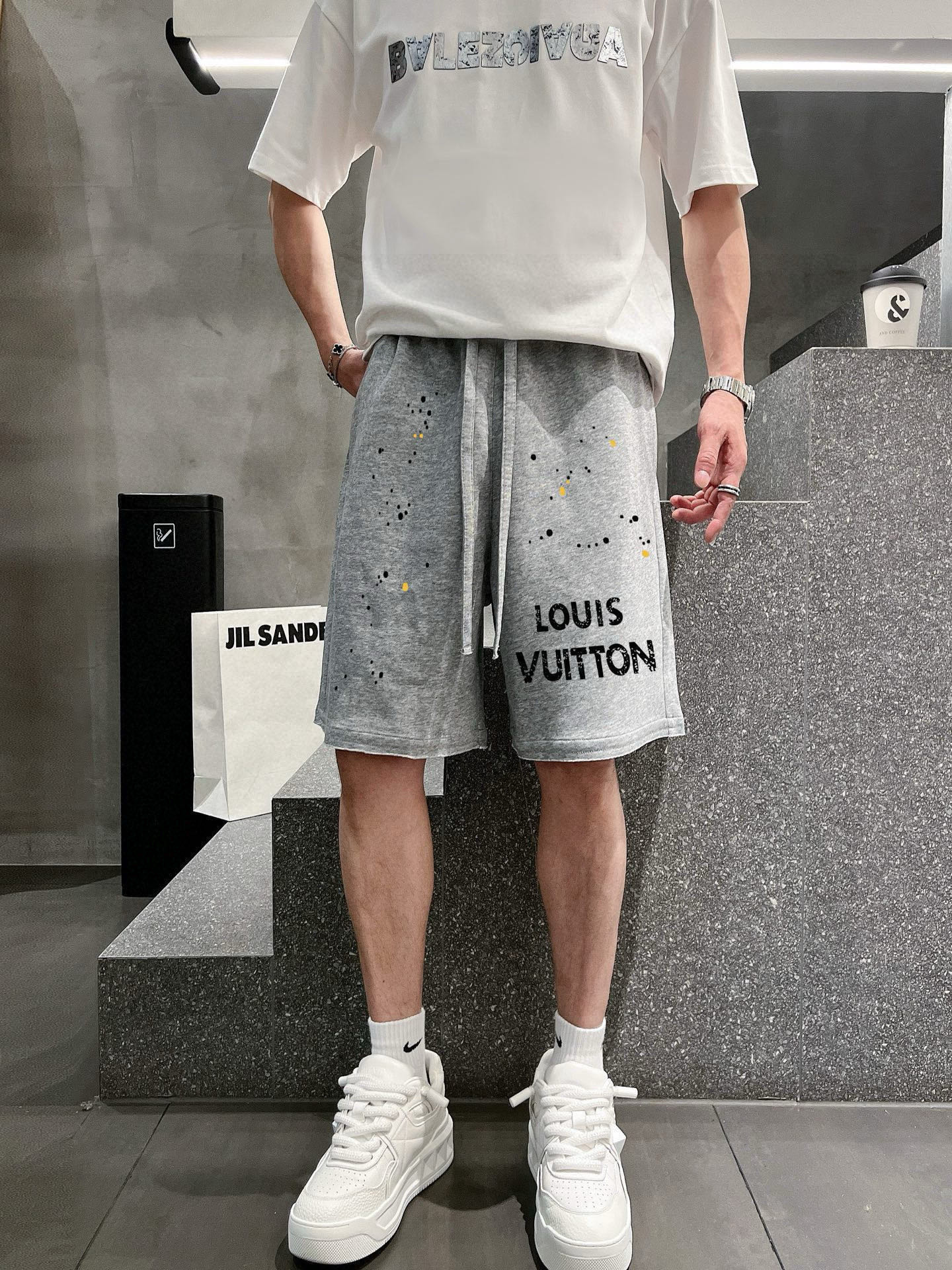 ￼ ￼ ￼ 路易威登 25春夏新款短裤 这款极简表达现代态度。面布63.1%棉36.9聚酯倩维 超薄复合