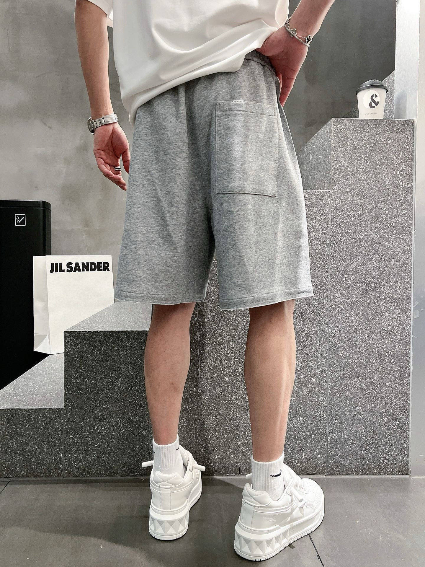 ￼ ￼ ￼ 路易威登 25春夏新款短裤 这款极简表达现代态度。面布63.1%棉36.9聚酯倩维 超薄复合