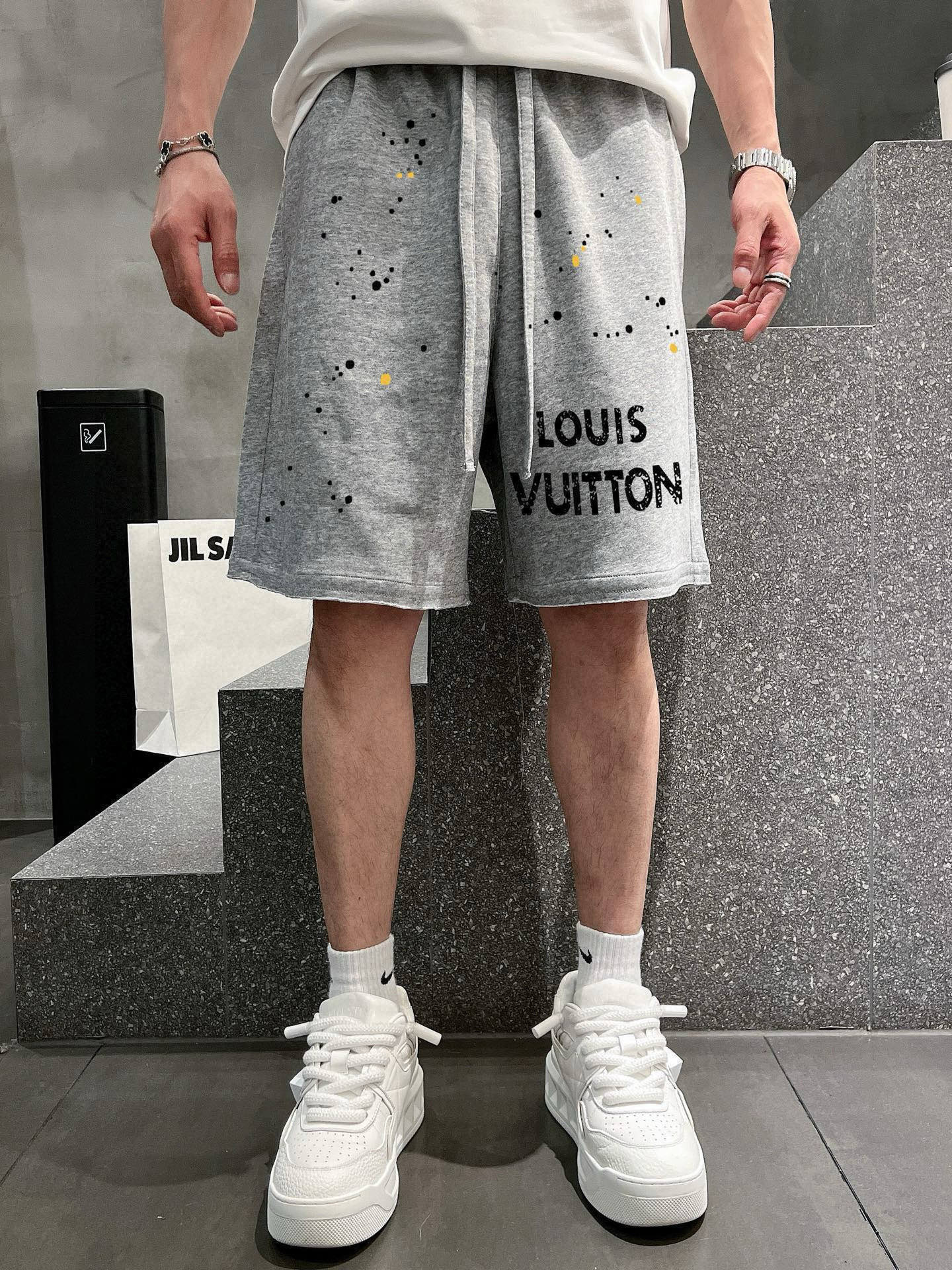 ￼ ￼ ￼ 路易威登 25春夏新款短裤 这款极简表达现代态度。面布63.1%棉36.9聚酯倩维 超薄复合