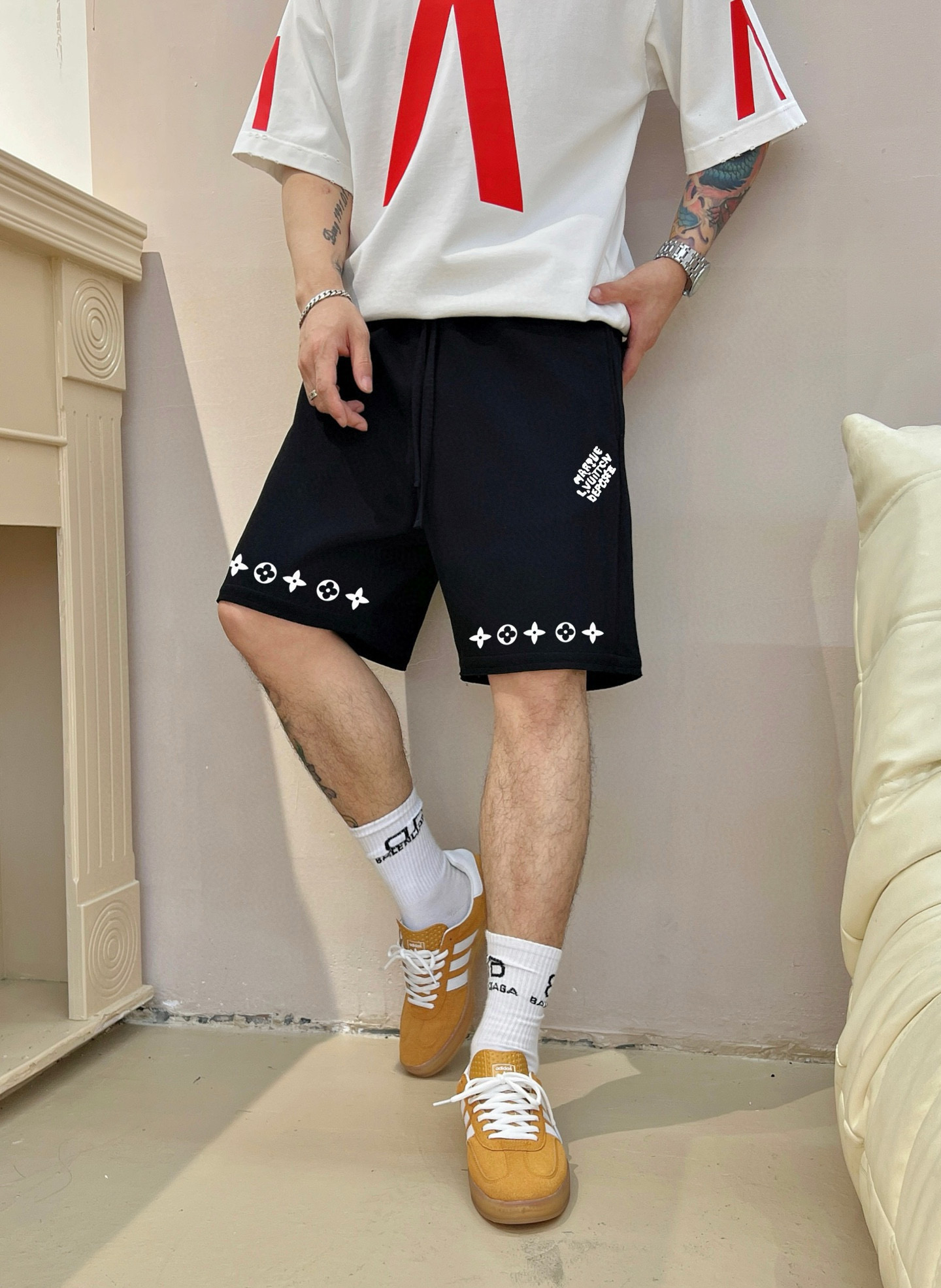 ￼ ￼ ￼ 路易威登 25春夏新款短裤 这款极简表达现代态度。面布63.1%棉36.9聚酯倩维 超薄复合