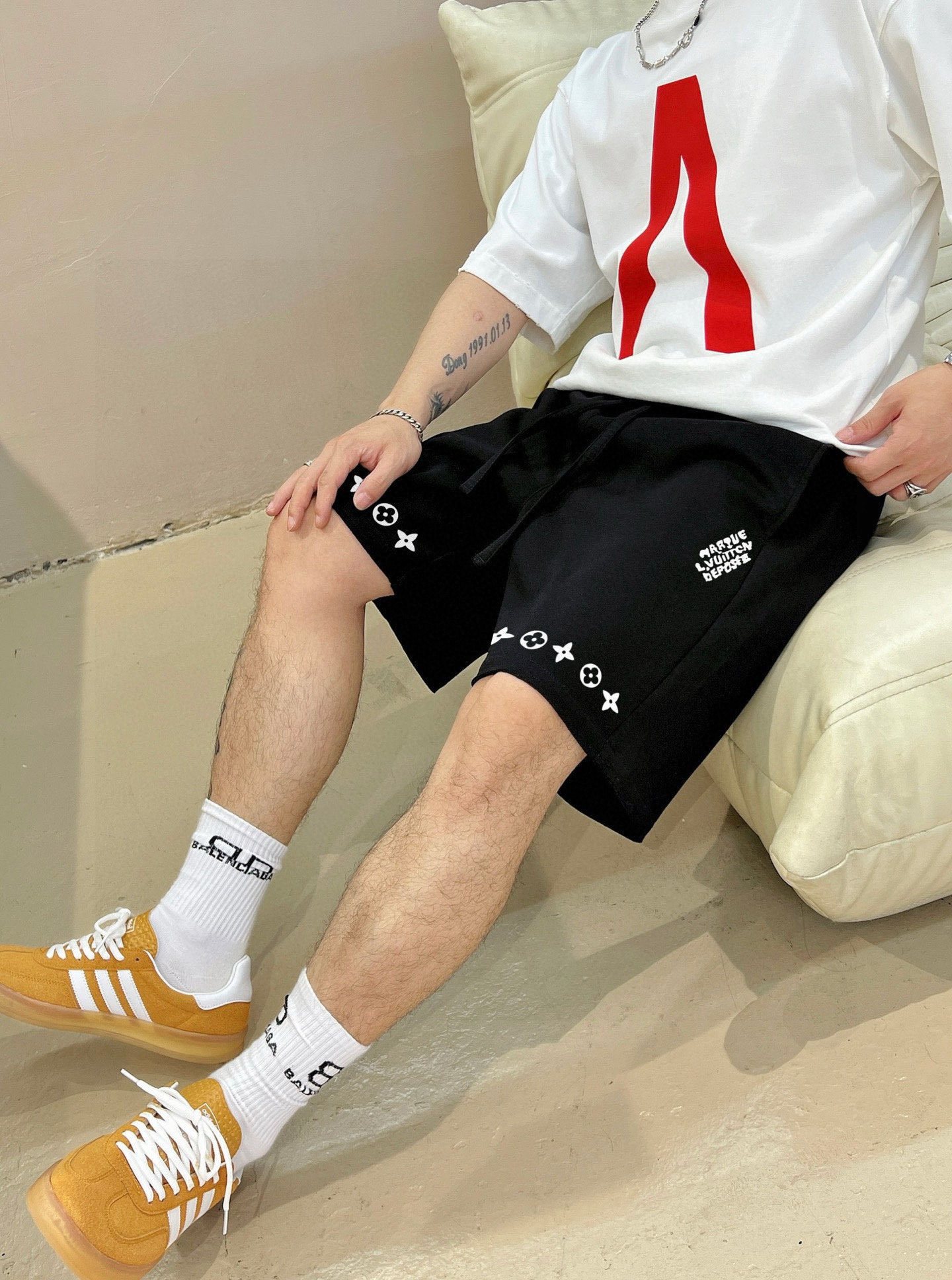 ￼ ￼ ￼ 路易威登 25春夏新款短裤 这款极简表达现代态度。面布63.1%棉36.9聚酯倩维 超薄复合