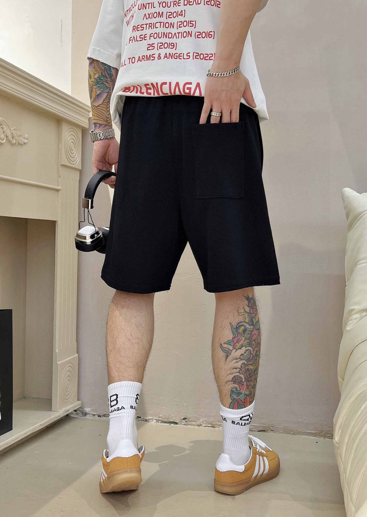 ￼ ￼ ￼ 路易威登 25春夏新款短裤 这款极简表达现代态度。面布63.1%棉36.9聚酯倩维 超薄复合