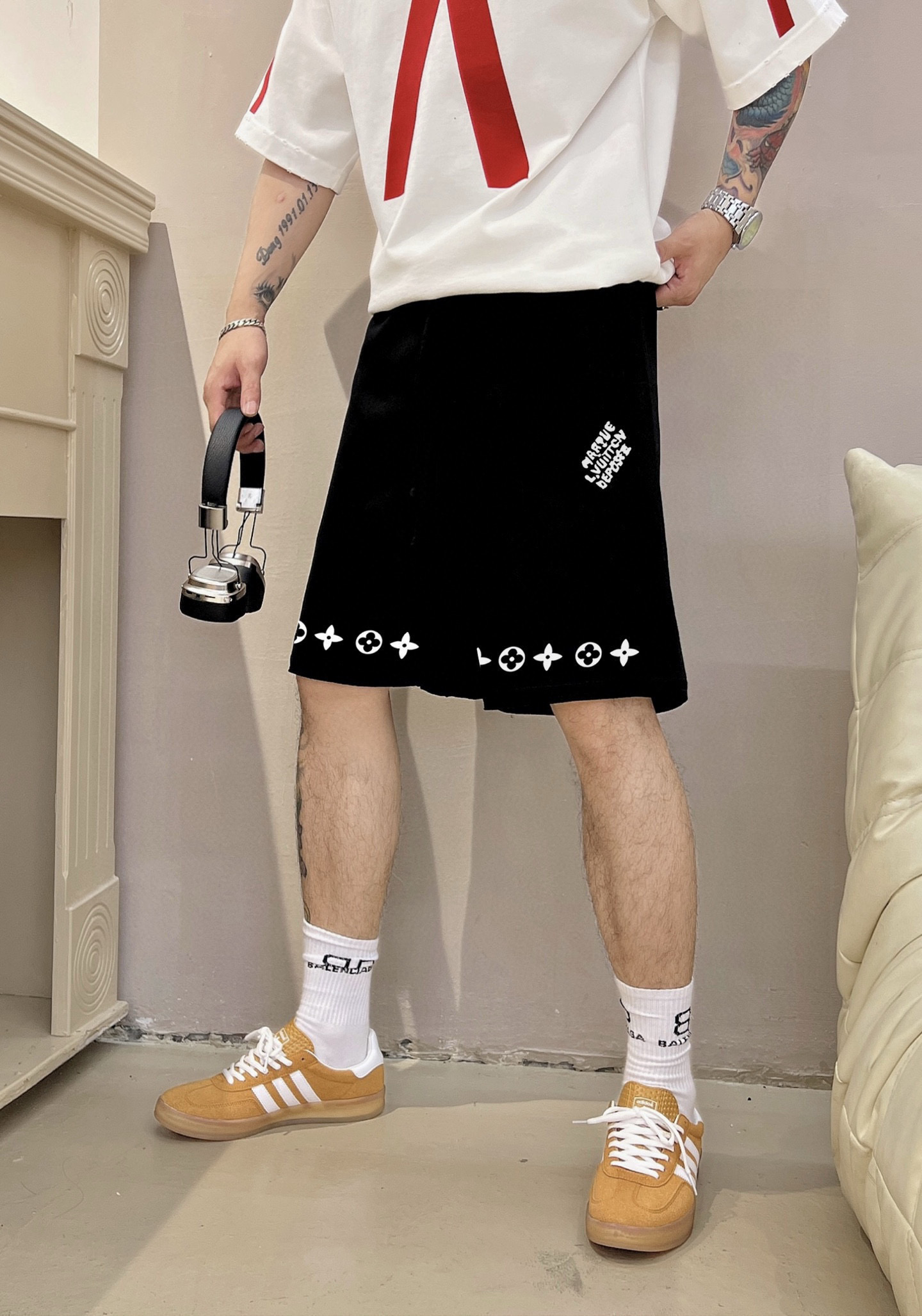 ￼ ￼ ￼ 路易威登 25春夏新款短裤 这款极简表达现代态度。面布63.1%棉36.9聚酯倩维 超薄复合