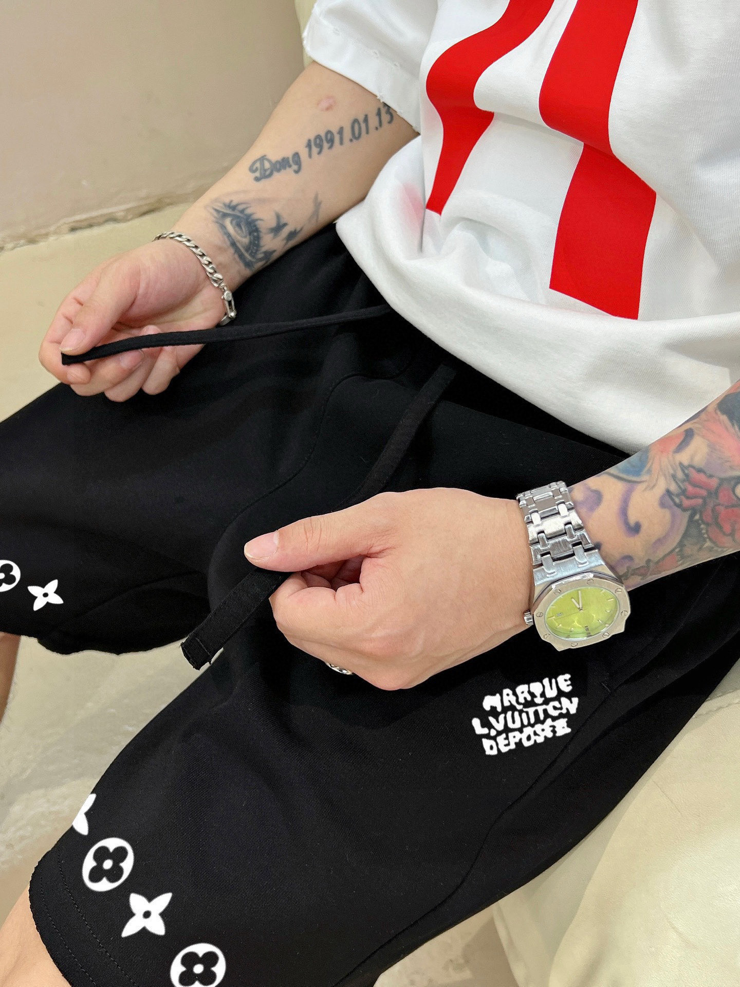 ￼ ￼ ￼ 路易威登 25春夏新款短裤 这款极简表达现代态度。面布63.1%棉36.9聚酯倩维 超薄复合