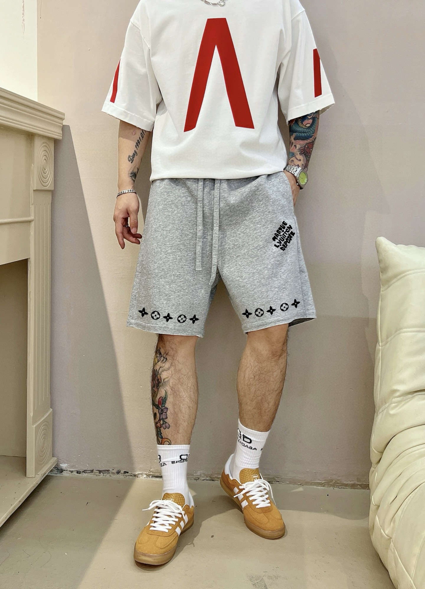 ￼ ￼ ￼ 路易威登 25春夏新款短裤 这款极简表达现代态度。面布63.1%棉36.9聚酯倩维 超薄复合