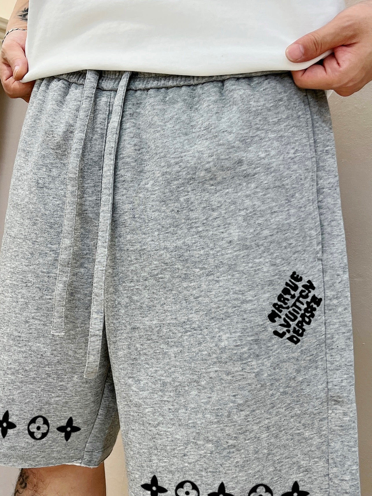 ￼ ￼ ￼ 路易威登 25春夏新款短裤 这款极简表达现代态度。面布63.1%棉36.9聚酯倩维 超薄复合