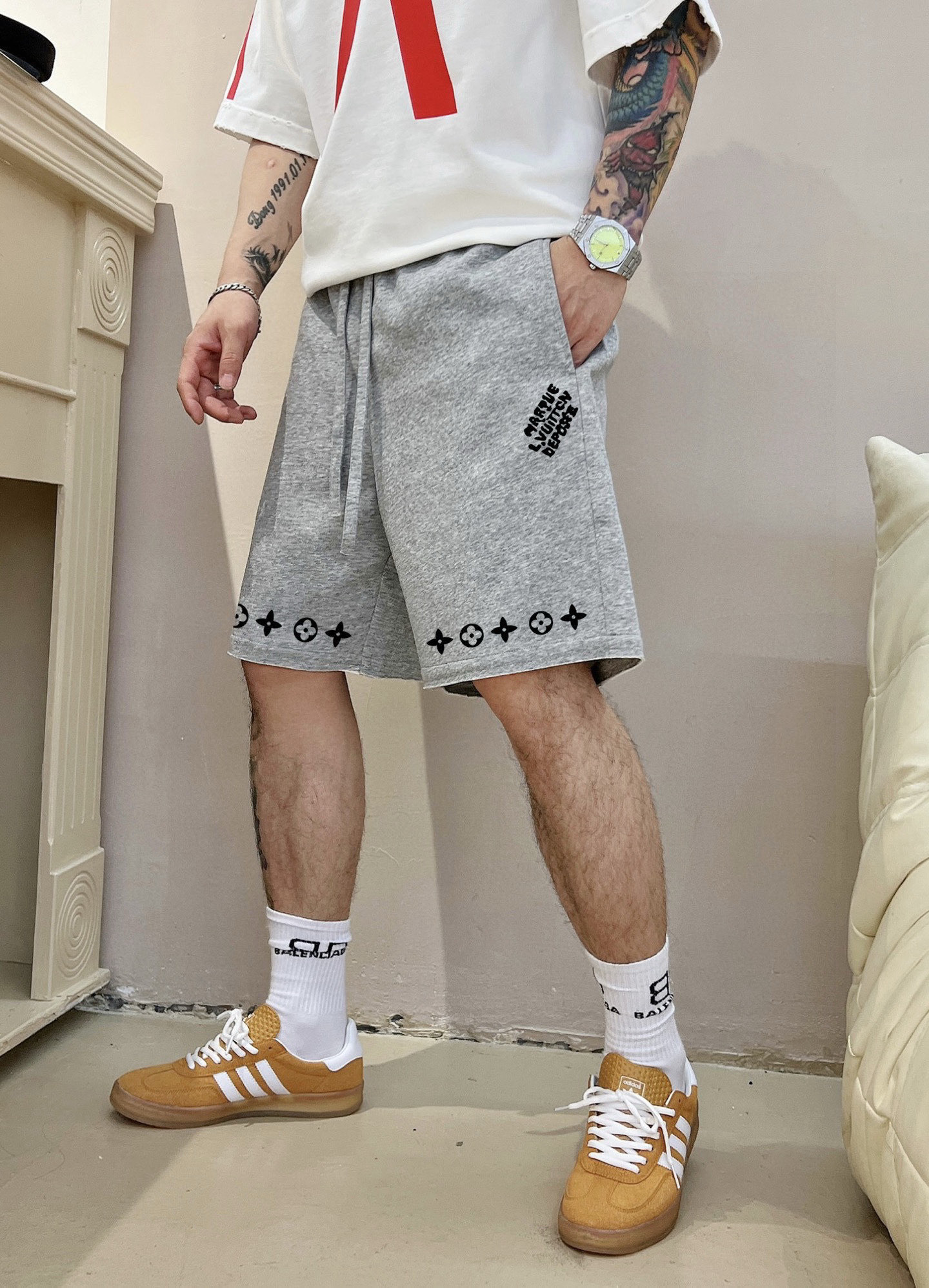 ￼ ￼ ￼ 路易威登 25春夏新款短裤 这款极简表达现代态度。面布63.1%棉36.9聚酯倩维 超薄复合