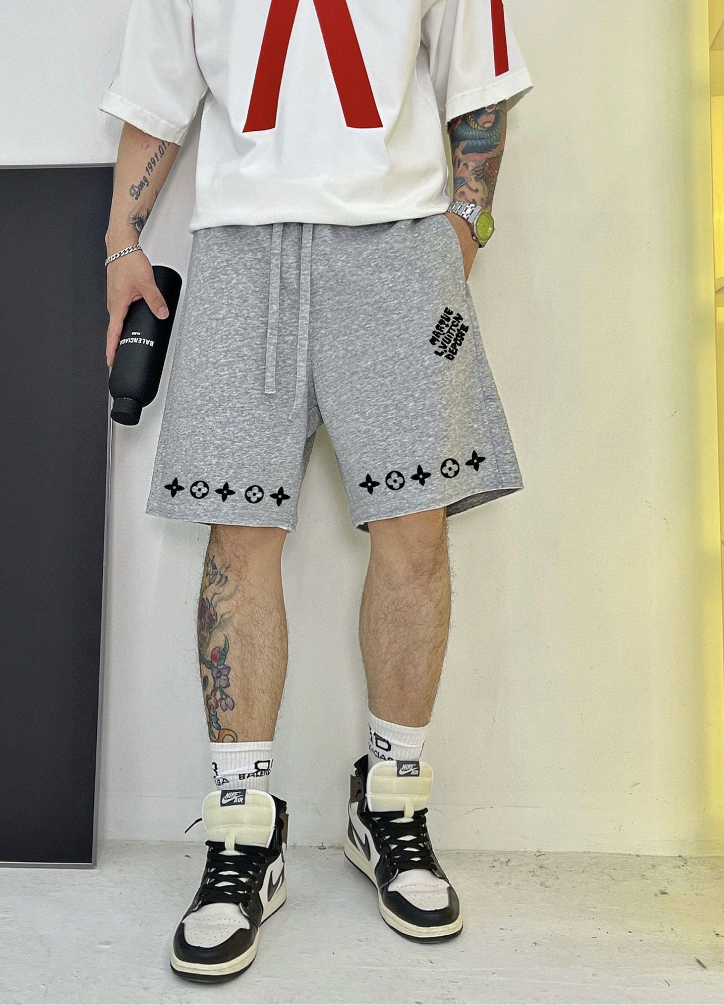 ￼ ￼ ￼ 路易威登 25春夏新款短裤 这款极简表达现代态度。面布63.1%棉36.9聚酯倩维 超薄复合