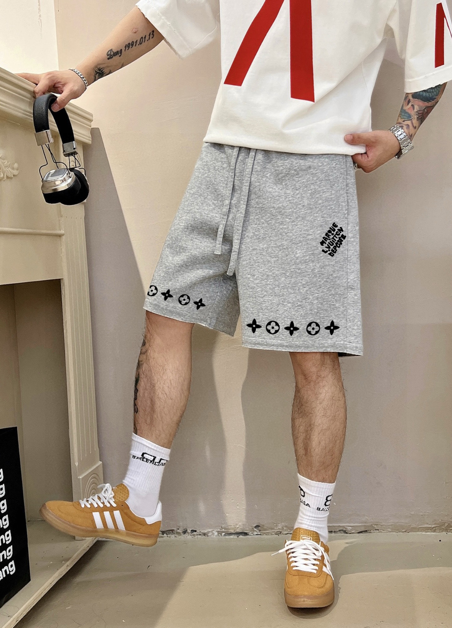 ￼ ￼ ￼ 路易威登 25春夏新款短裤 这款极简表达现代态度。面布63.1%棉36.9聚酯倩维 超薄复合